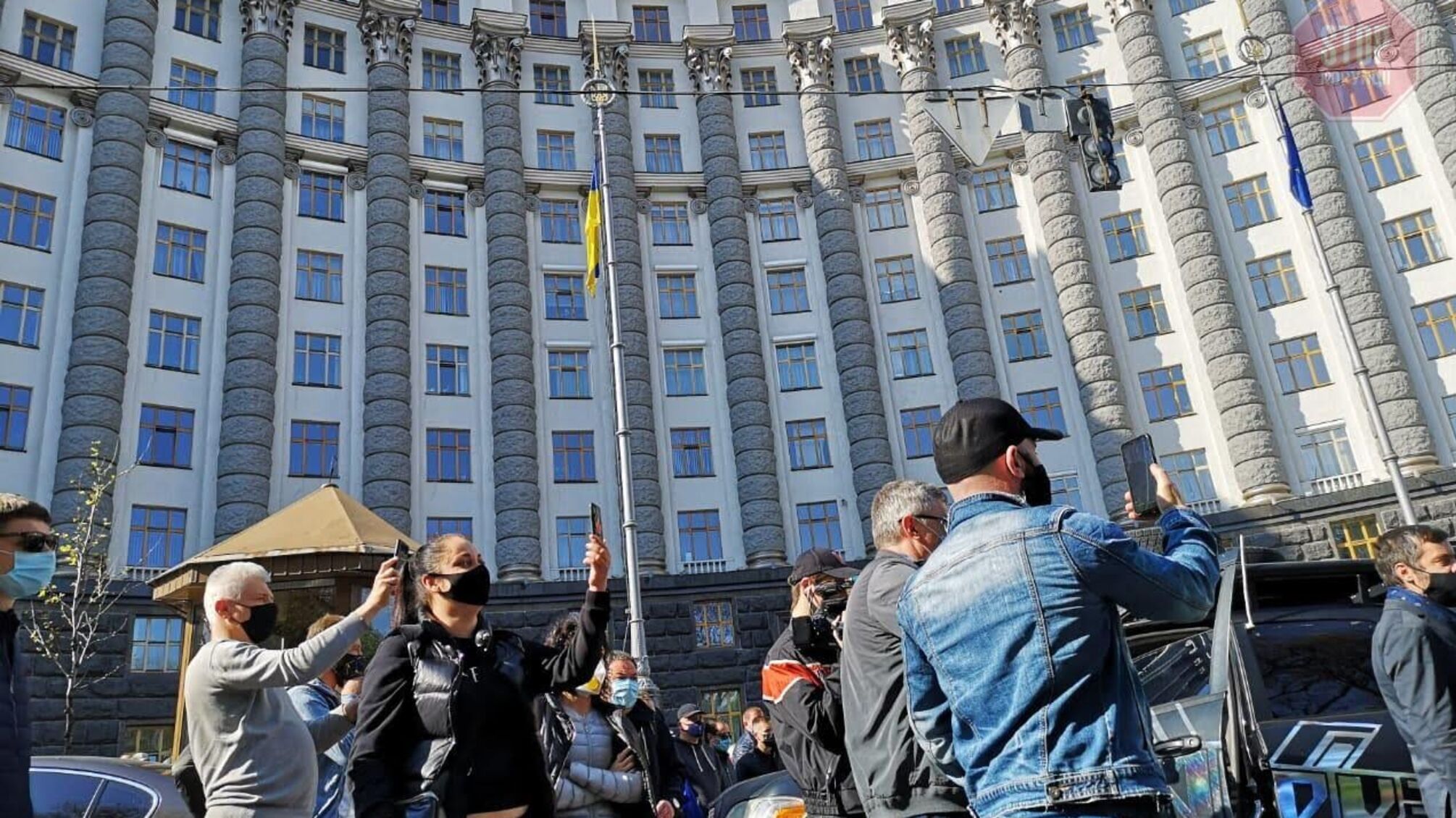 «Чому «Епіцентру», «Велюру» можна, а нам — ні?» Під Кабміном протестують підприємці
