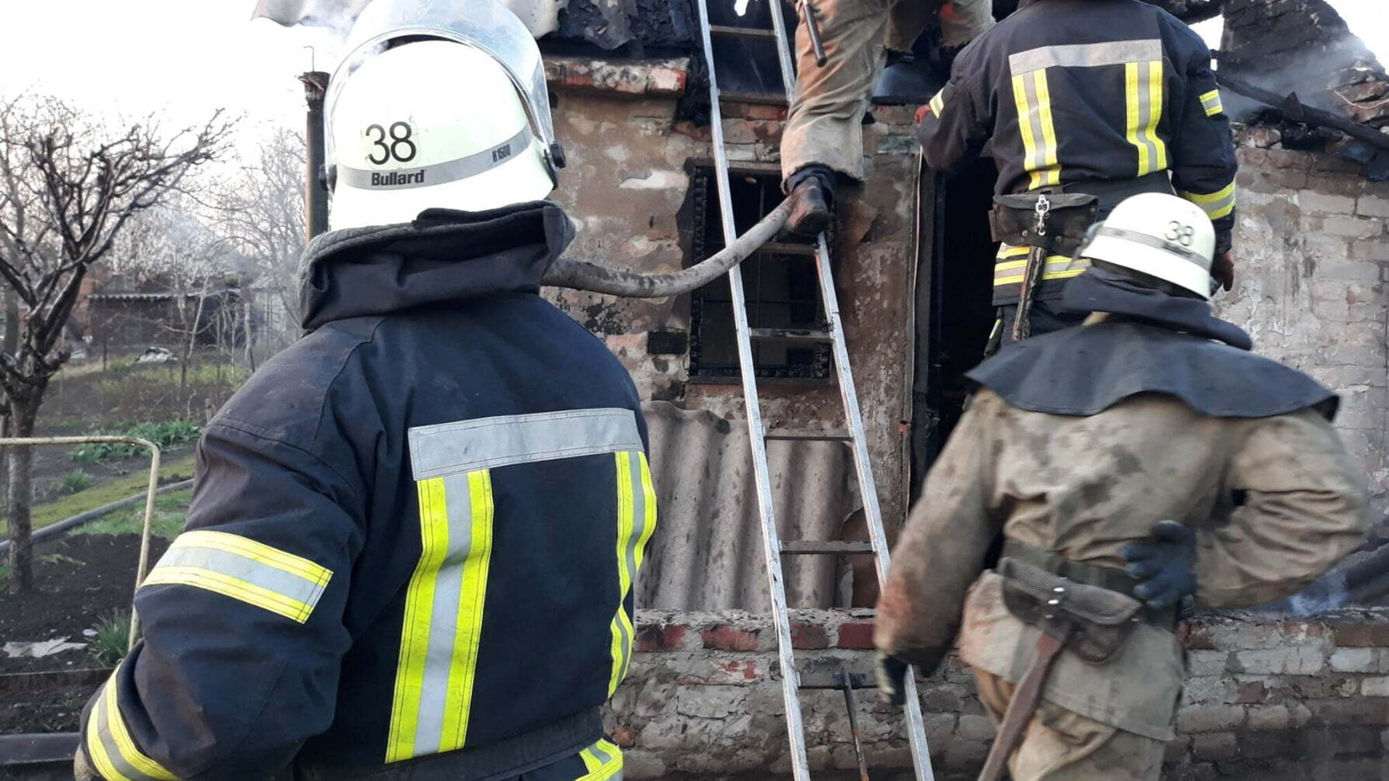 На Донеччині вогнеборці врятували чоловіка під час пожежі в садовому будинку