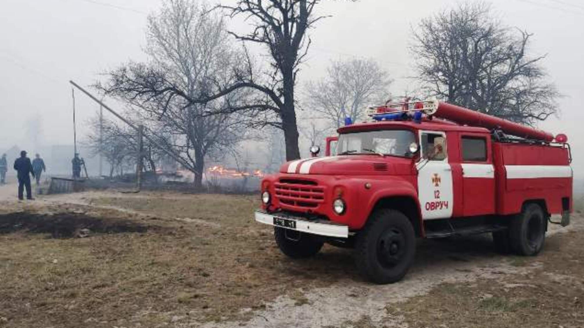 Житомирська область: під час гасіння будівлі, що зайнялася від палаючої сухої трави, травмувався чоловік