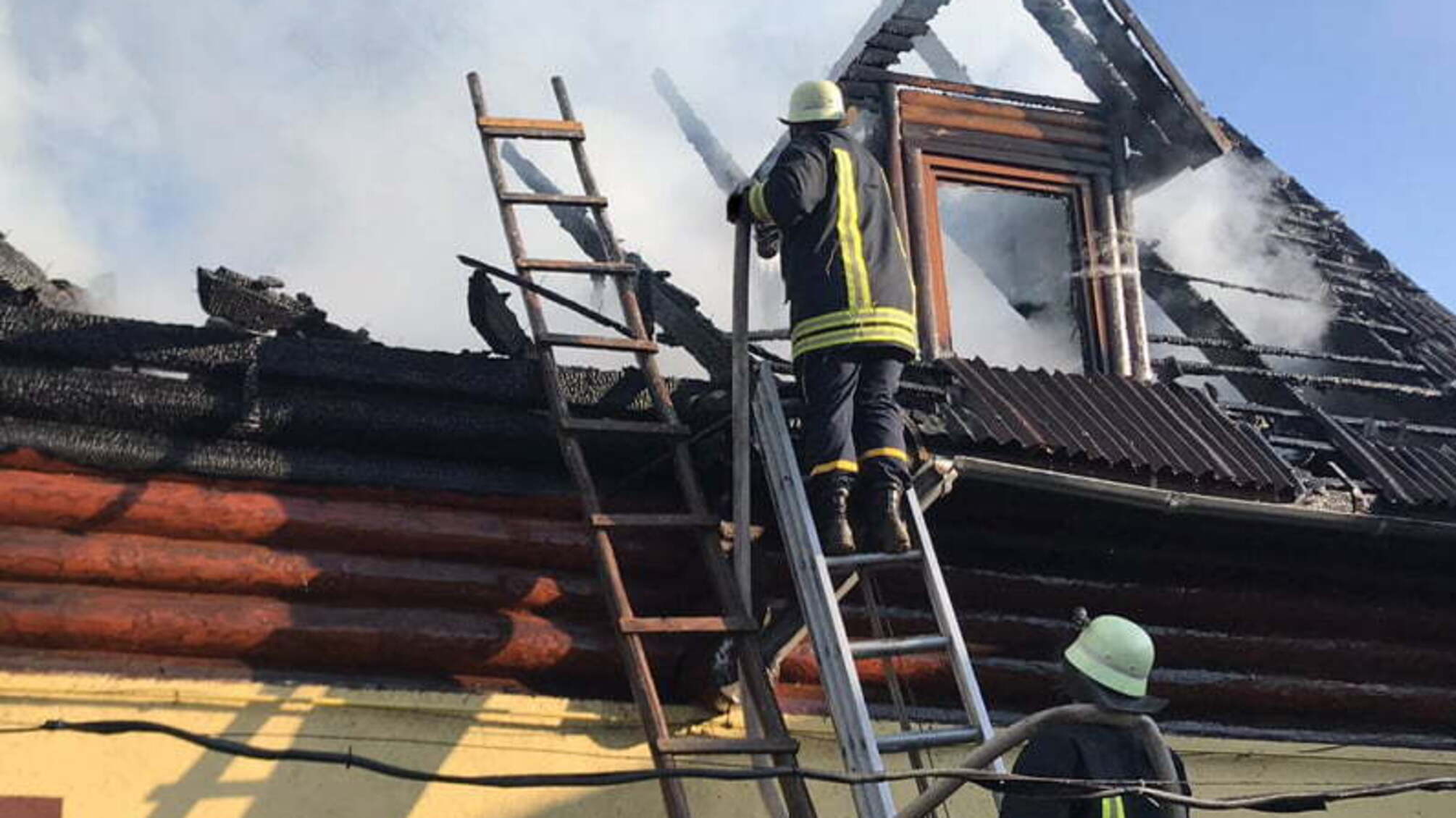 Закарпаття: воловецькі рятувальники ліквідували пожежу в будинку