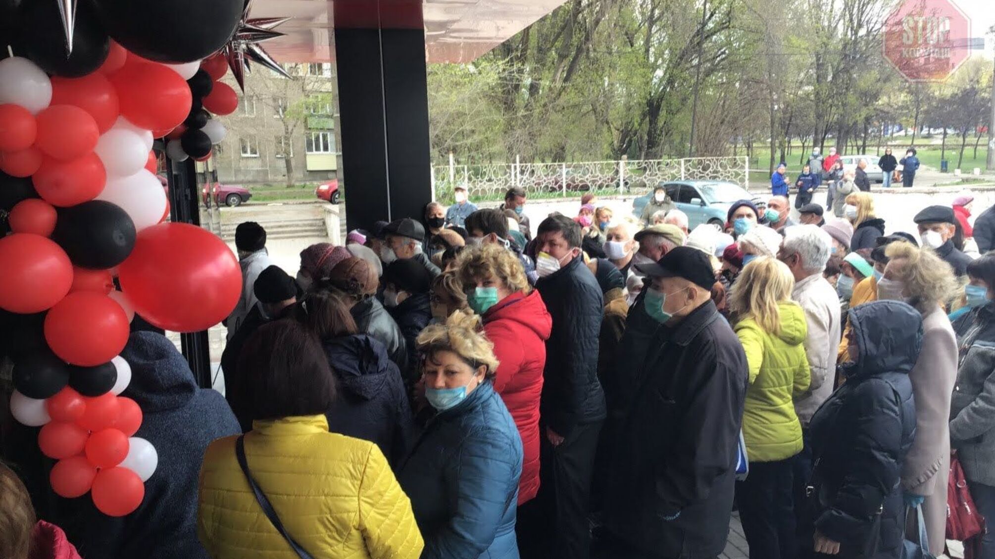 Обіцяли знижки: в Маріуполі сотні людей штурмували новий магазин (відео)