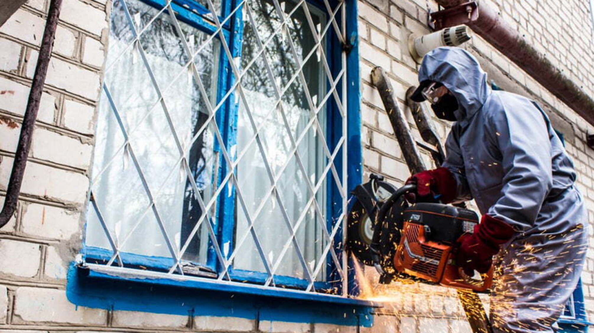 Дніпропетровська область: надзвичайники врятували жінку, яка потребувала допомоги в зачиненій квартирі
