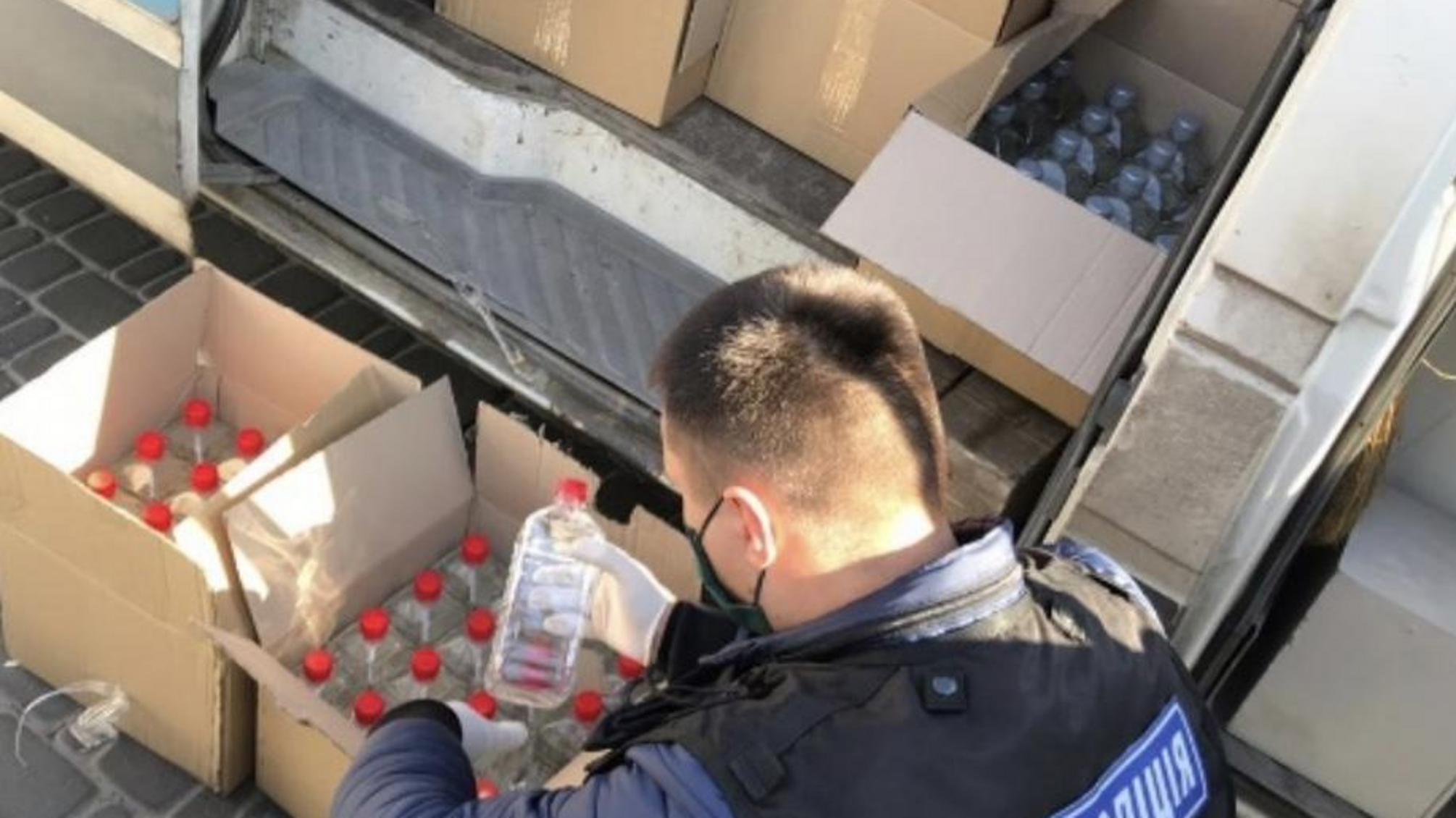 Поліцейські Київщини вилучили антисептичну продукцію сумнівного походження на суму 320 тисяч гривень