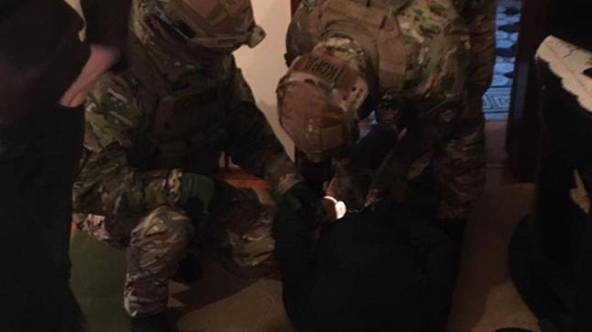 На Хмельниччині суд арештував членів злочинної групи, які вимагали з підприємців понад пів мільйона гривень «боргу»