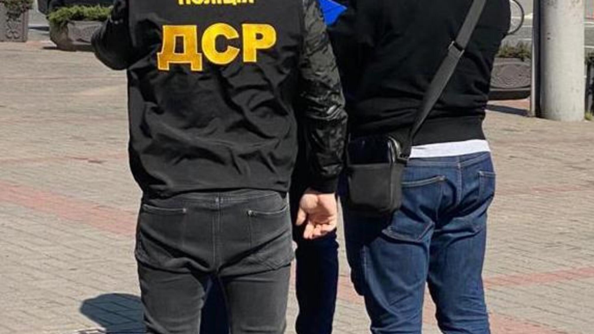 Нацполіція спільно з ДБР затримала двох шахраїв, які у 200 тисяч доларів США оцінили «сприяння» у призначенні на посаду