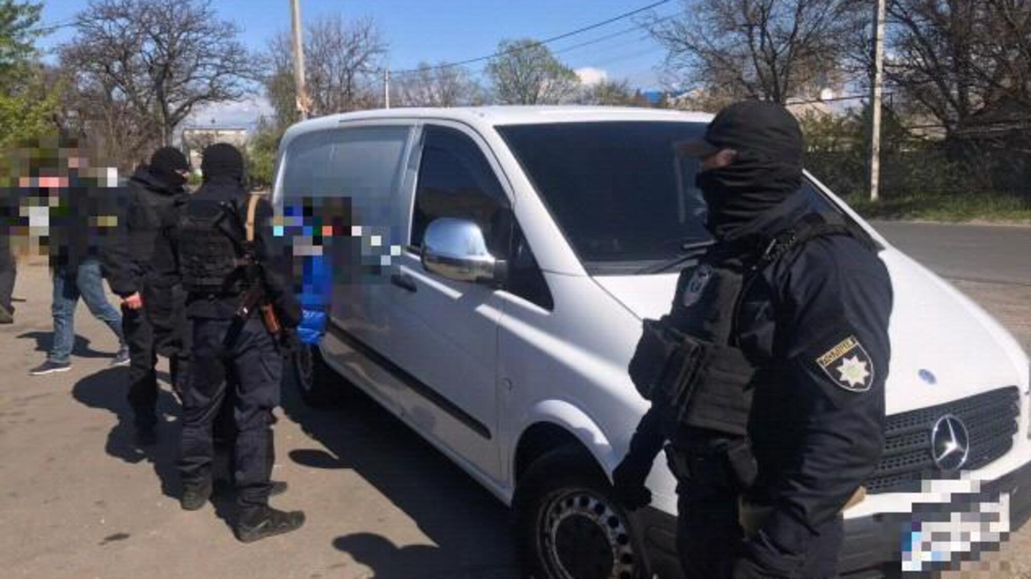Поліцейські Кіровоградщини затримали осіб, які відібрали у чоловіка майже мільйон доларів США