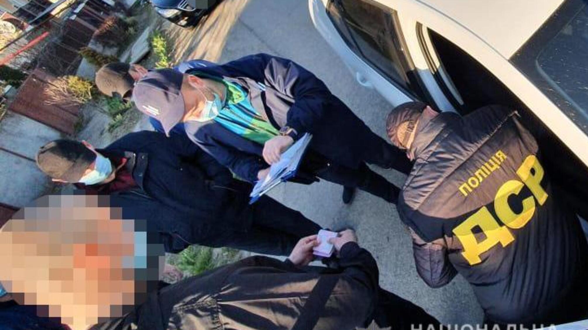 На Закарпатті поліція затримала прикордонника,  який за винагороду пообіцяв організувати вивіз медичних масок за межі України
