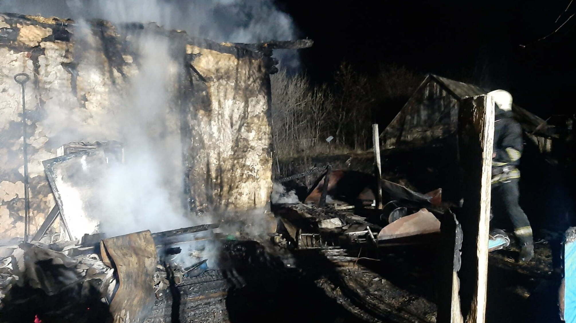 Луганська область: під час ліквідації пожежі у житловому будинку вогнеборці врятували двох громадян