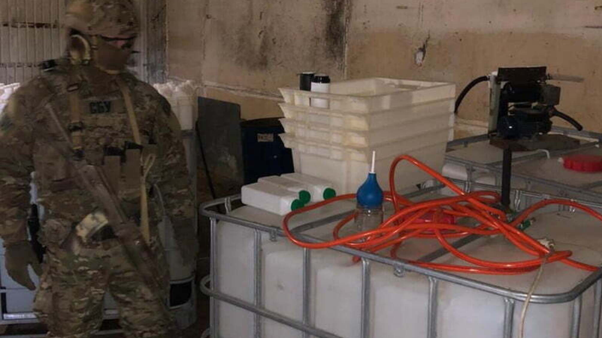 На Херсонщині СБУ викрила потужне підпільне виробництво неякісних дезінфікуючих засобів (відео)
