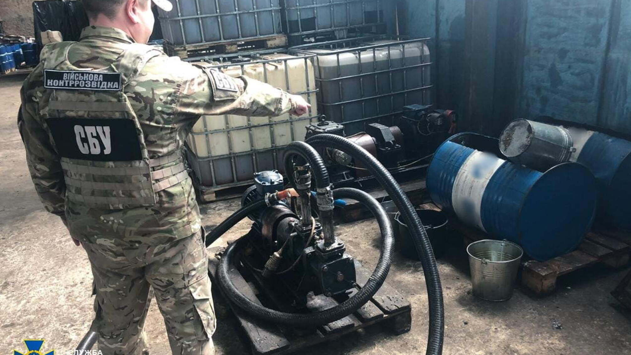 На Київщині військова контррозвідка СБУ виявила масштабне підпільне виробництво та реалізацію неякісних дезінфікуючих засобів, зокрема структурам Міноборони