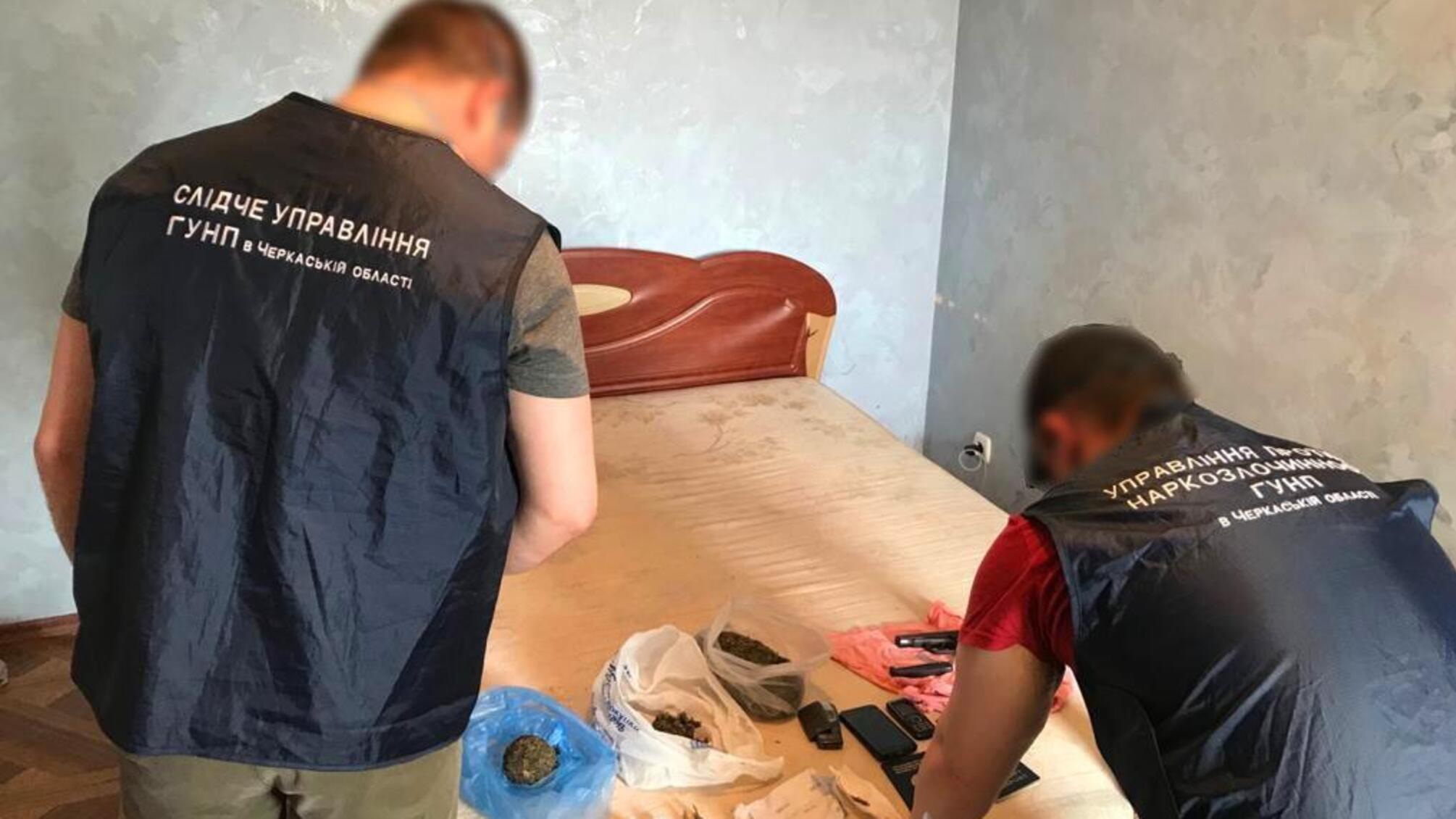 На Черкащині у двох іноземців поліцейські виявили зброю та понад півкілограма наркотиків