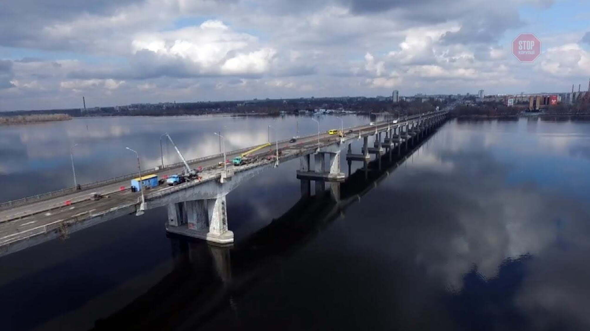 У столиці дівчина намагалась зістрибнути з мосту Метро – з'явилось відео
