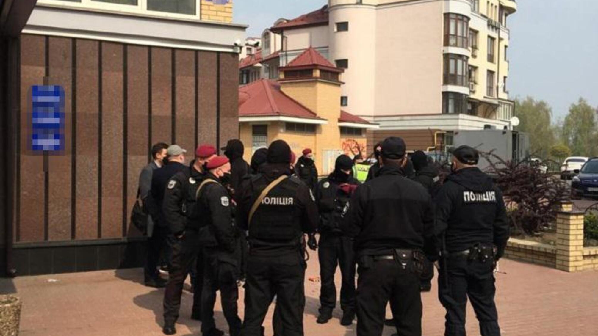 Поліція затримала групу осіб, яка намагалася захопити приватну компанію в Оболонському районі столиці
