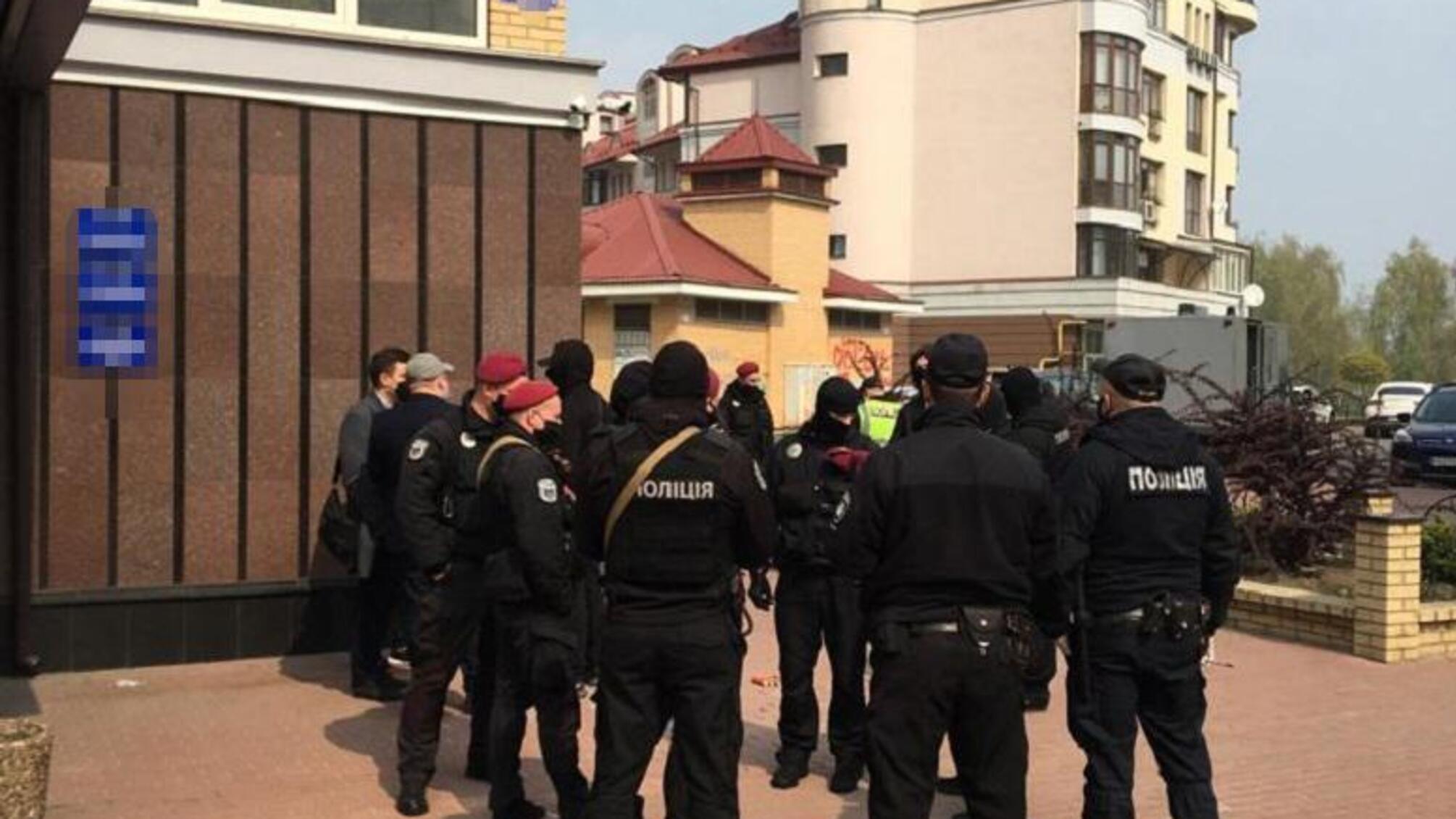 Поліція затримала групу осіб, яка намагалася захопити приватну компанію в Оболонському районі столиці
