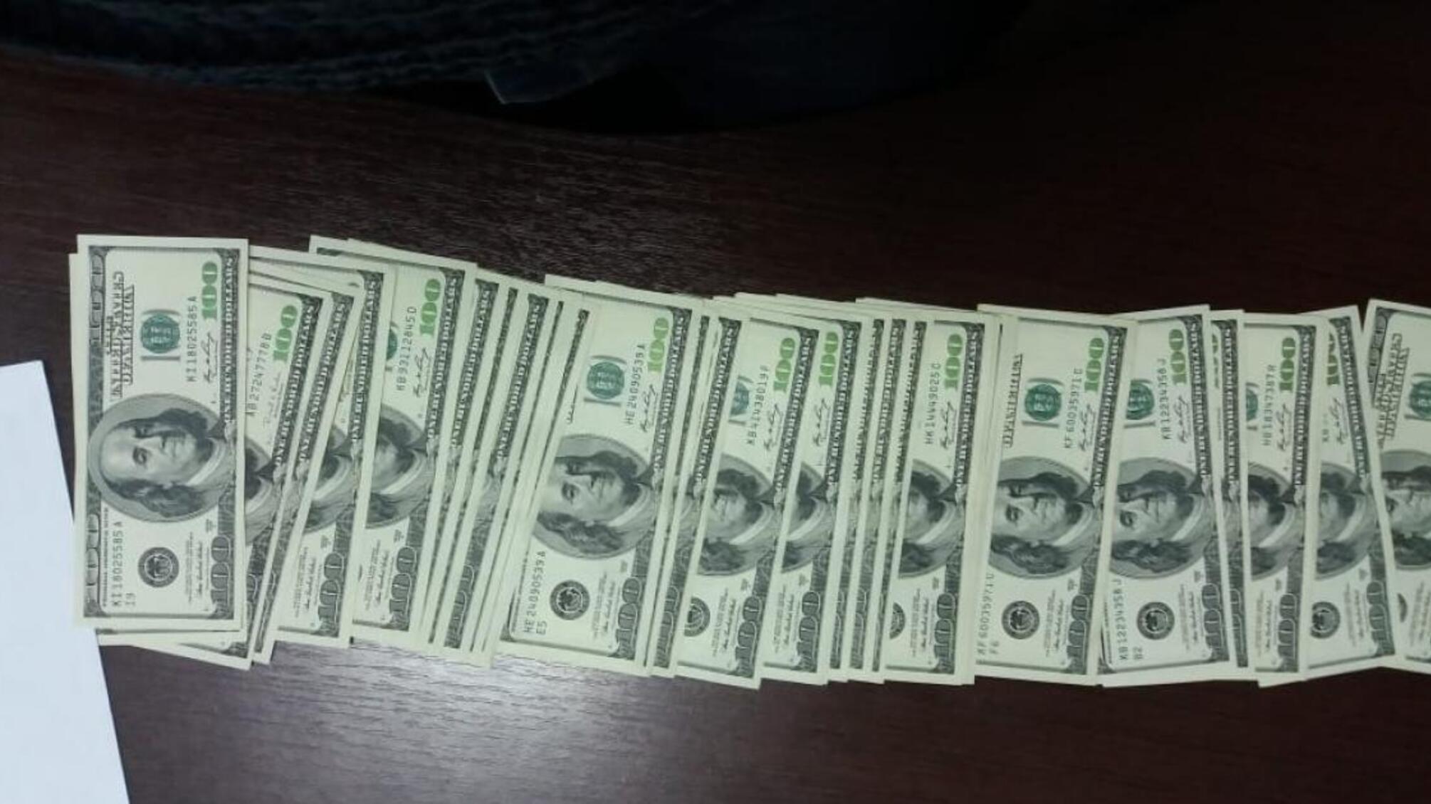 Хабарі за неперешкоджання діяльності злочинної групи - двоє поліцейських постануть перед судом