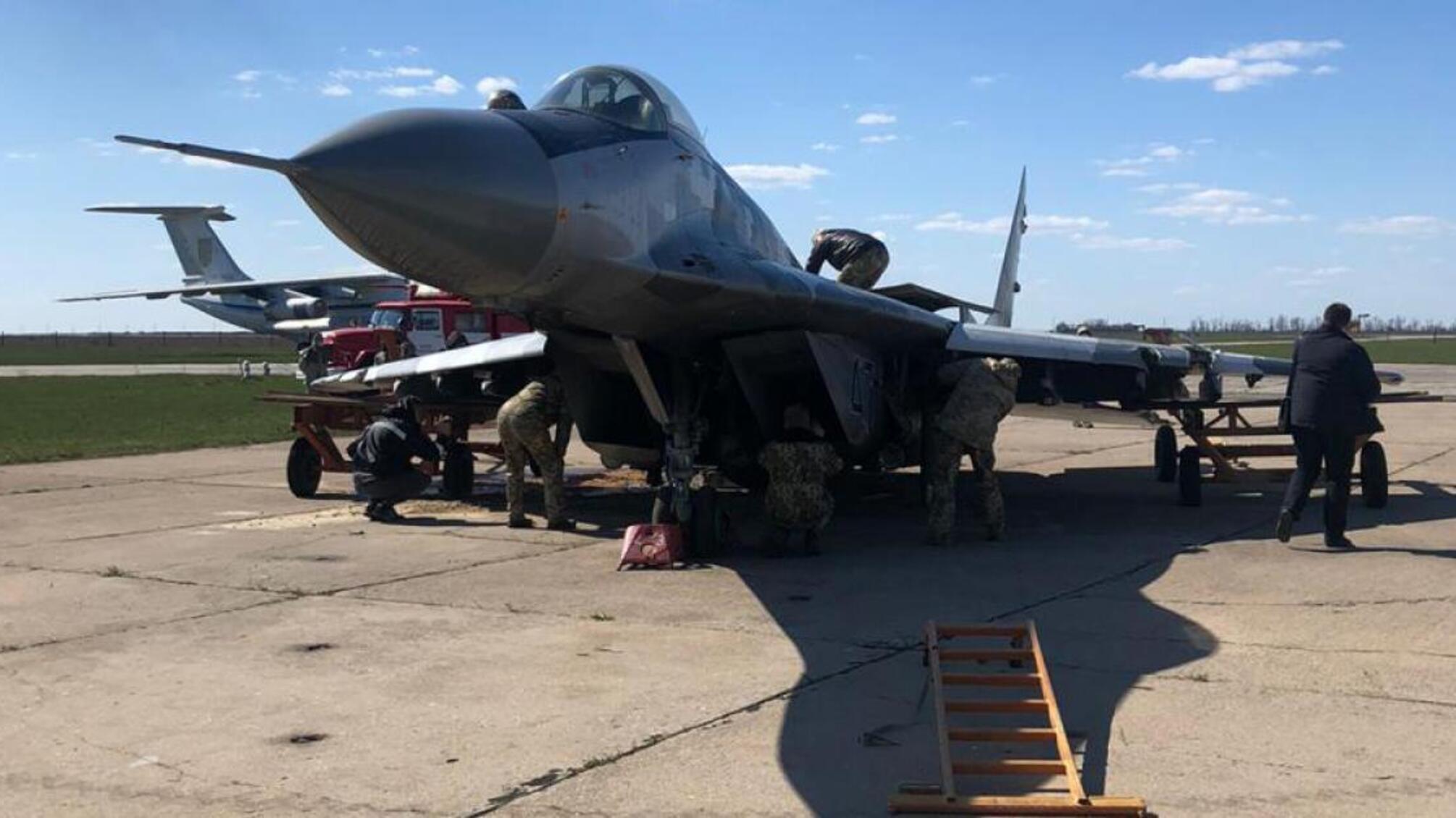 ДБР розслідує обставини аварійної посадки військового літака у Мелітополі
