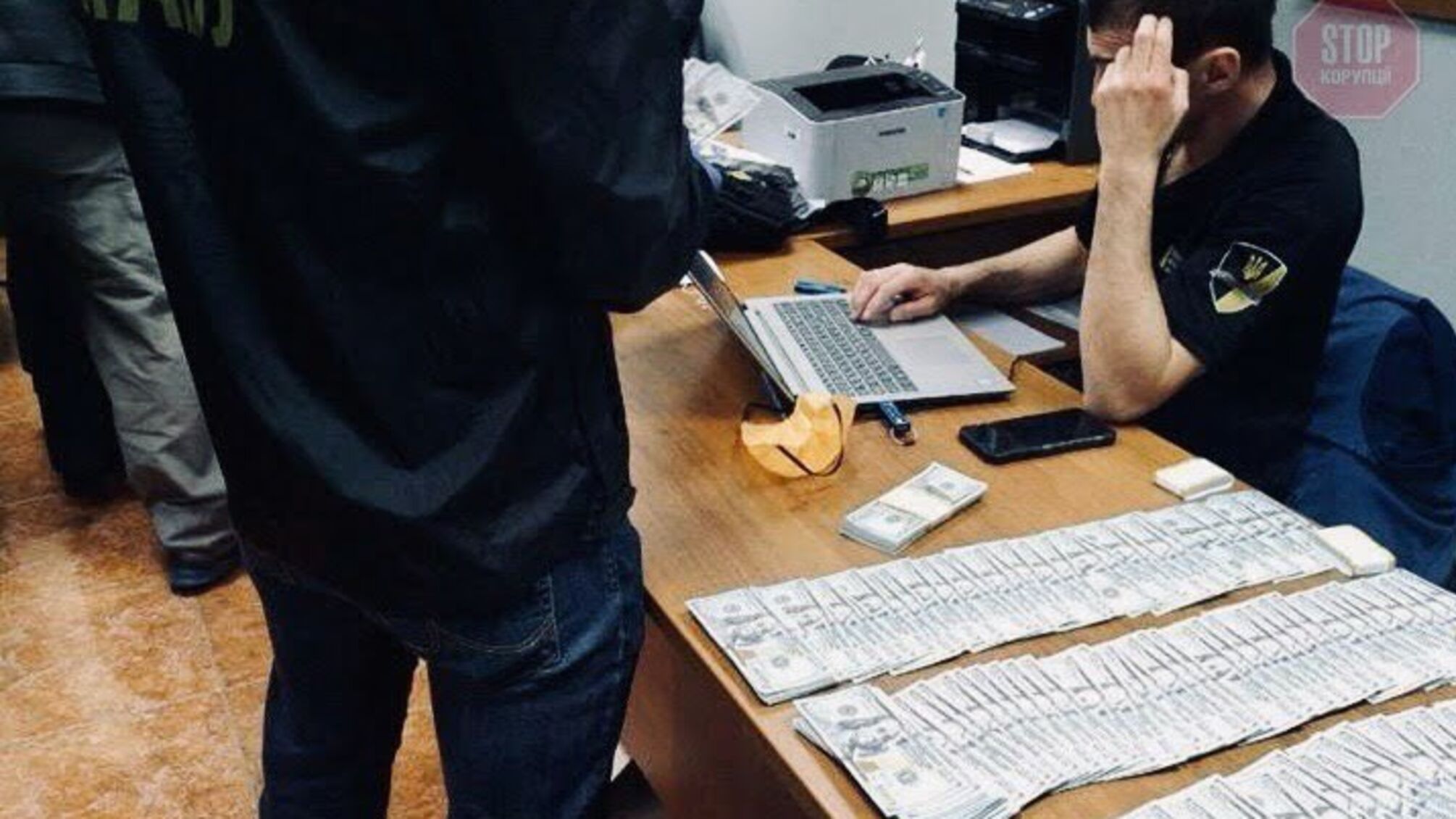 Посадовця фіскальної служби спіймали на хабарі в 50 тисяч доларів – САП