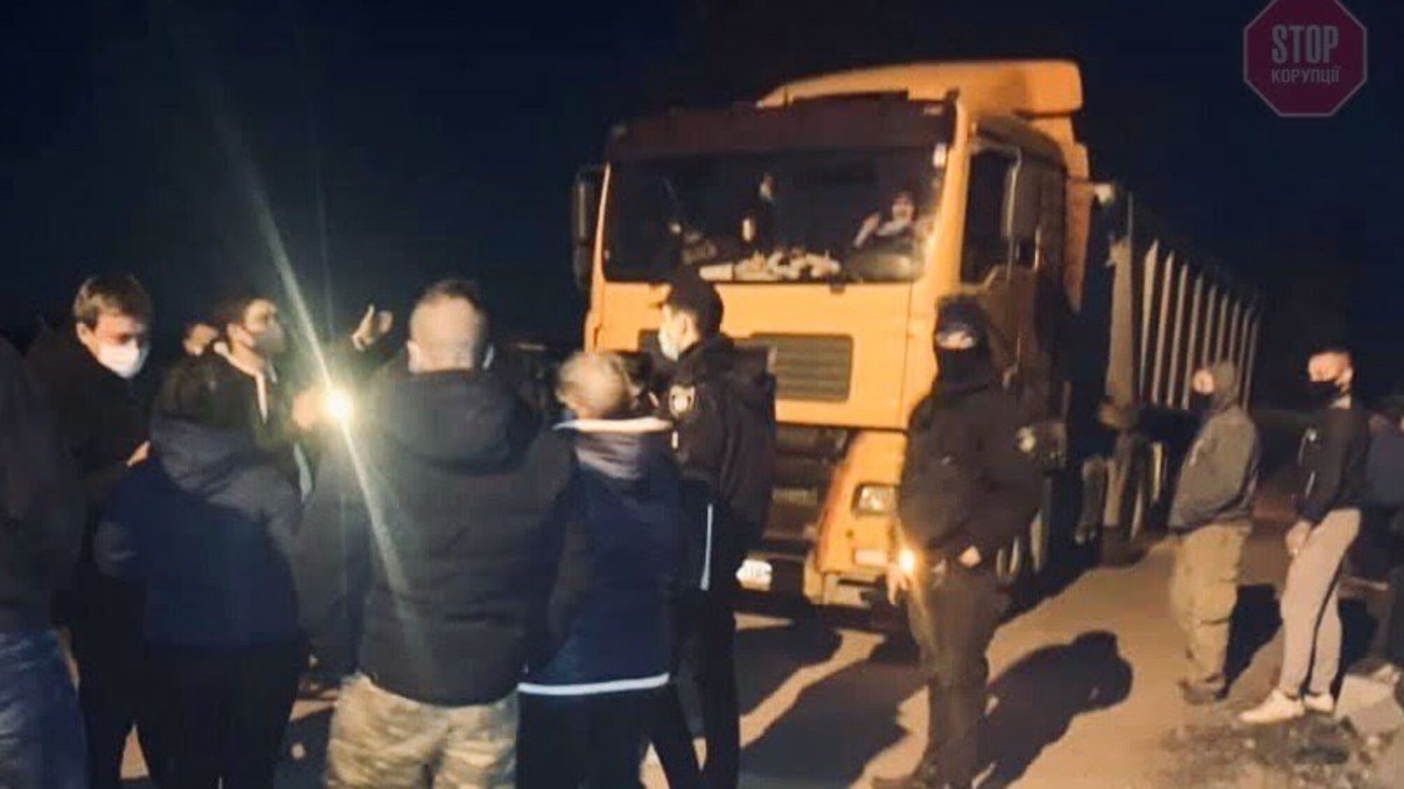 Уночі на Житомирщині селяни влаштували бунт через піщаних браконьєрів (фото)