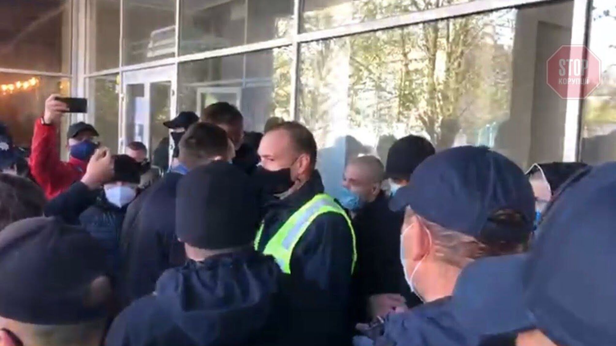У Херсоні грубе порушення карантину: молодики ексмера Сальдо оточили 'Херсонбуд' (відео)