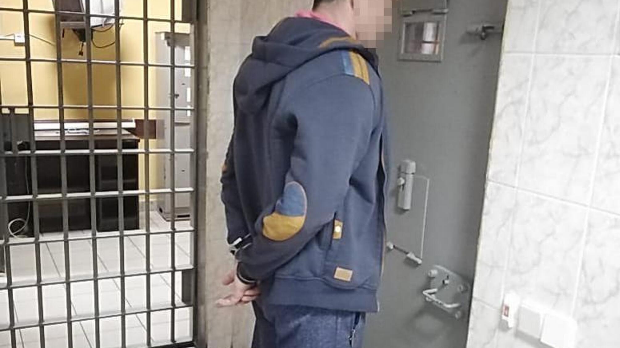 Столичні поліцейські затримали чоловіка, який напав на знімальну групу телеканалу у Гідропарку