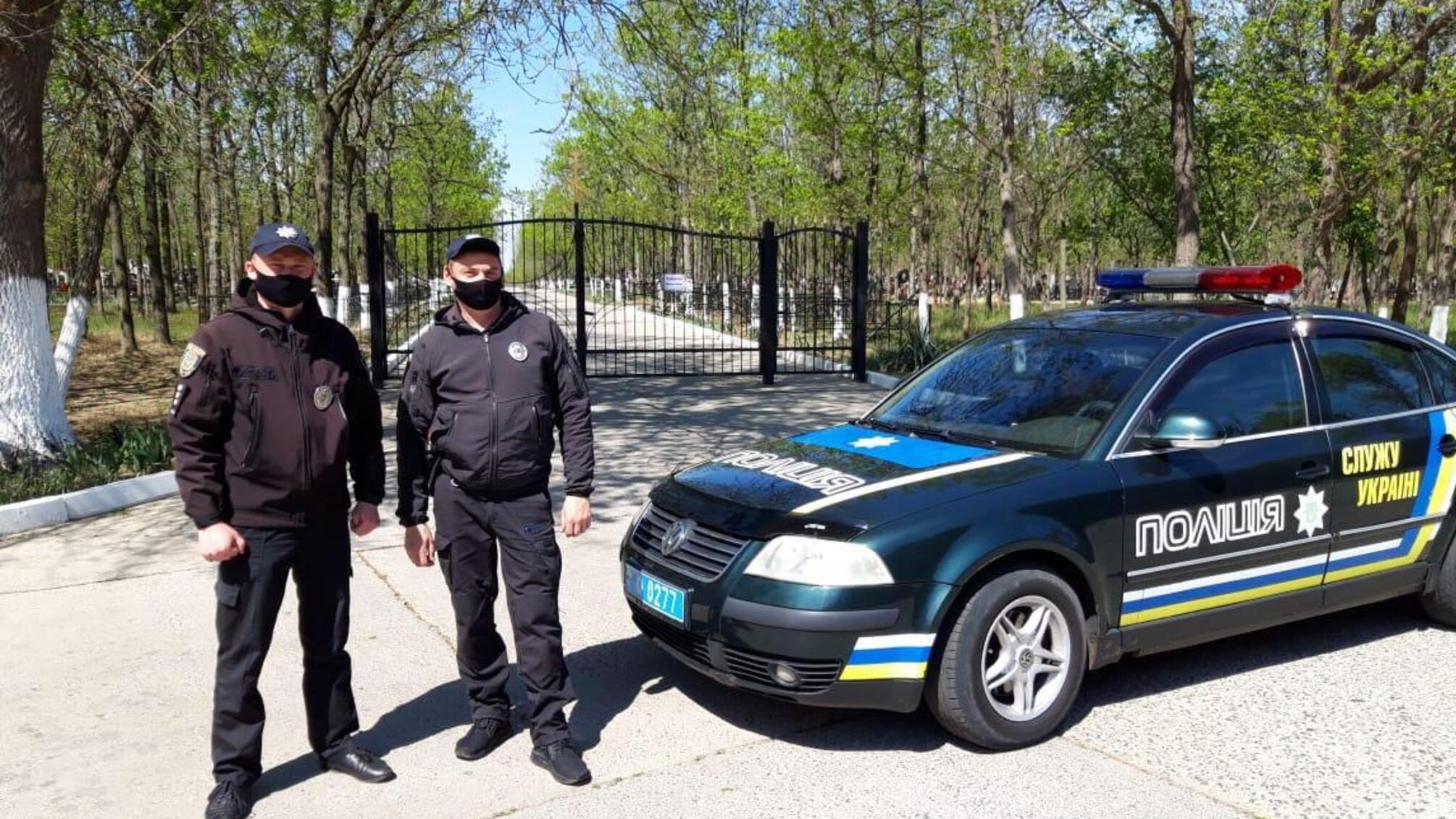 Поліцейські Одещини забезпечили правопорядок в поминальні дні