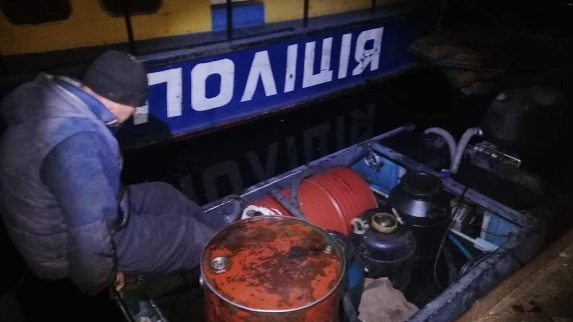 Водні поліцейські Херсонщини затримали крадія пального з кораблів