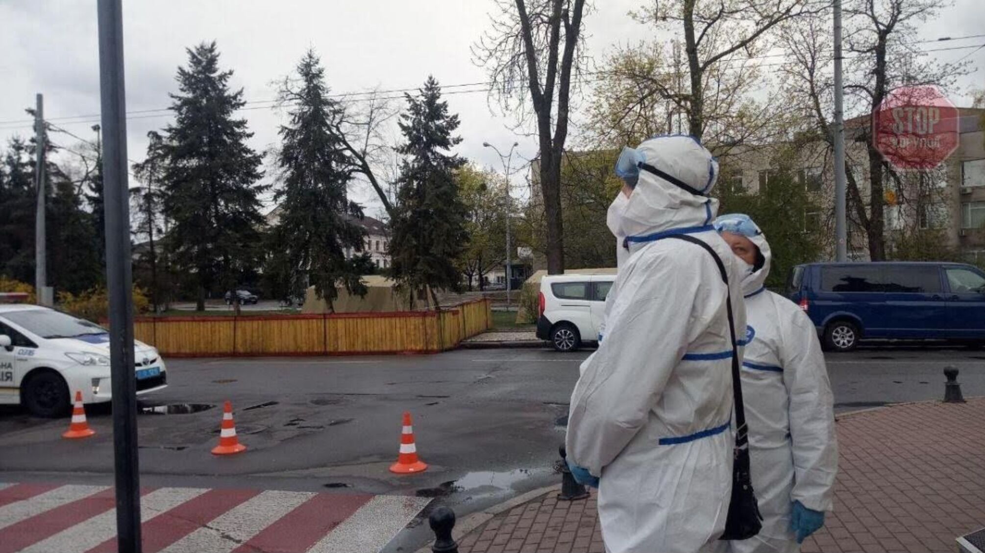 Поліція і Нацгвардія оточили Лавру: поруч ― намети Червоного Хреста