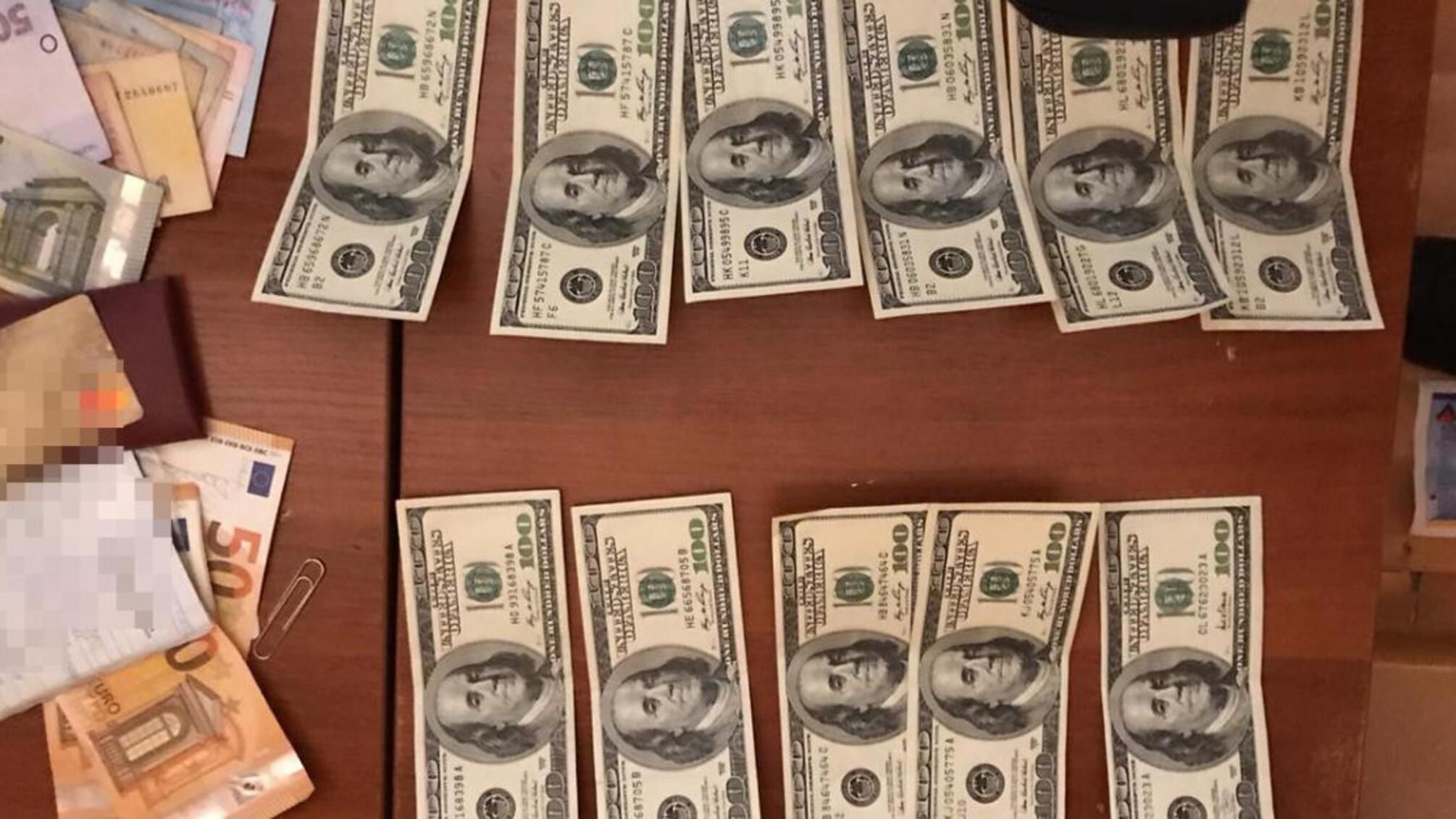 1800 доларів США за безперешкодне проходження військової служби – ДБР затримало начальника відділу прикордонної служби