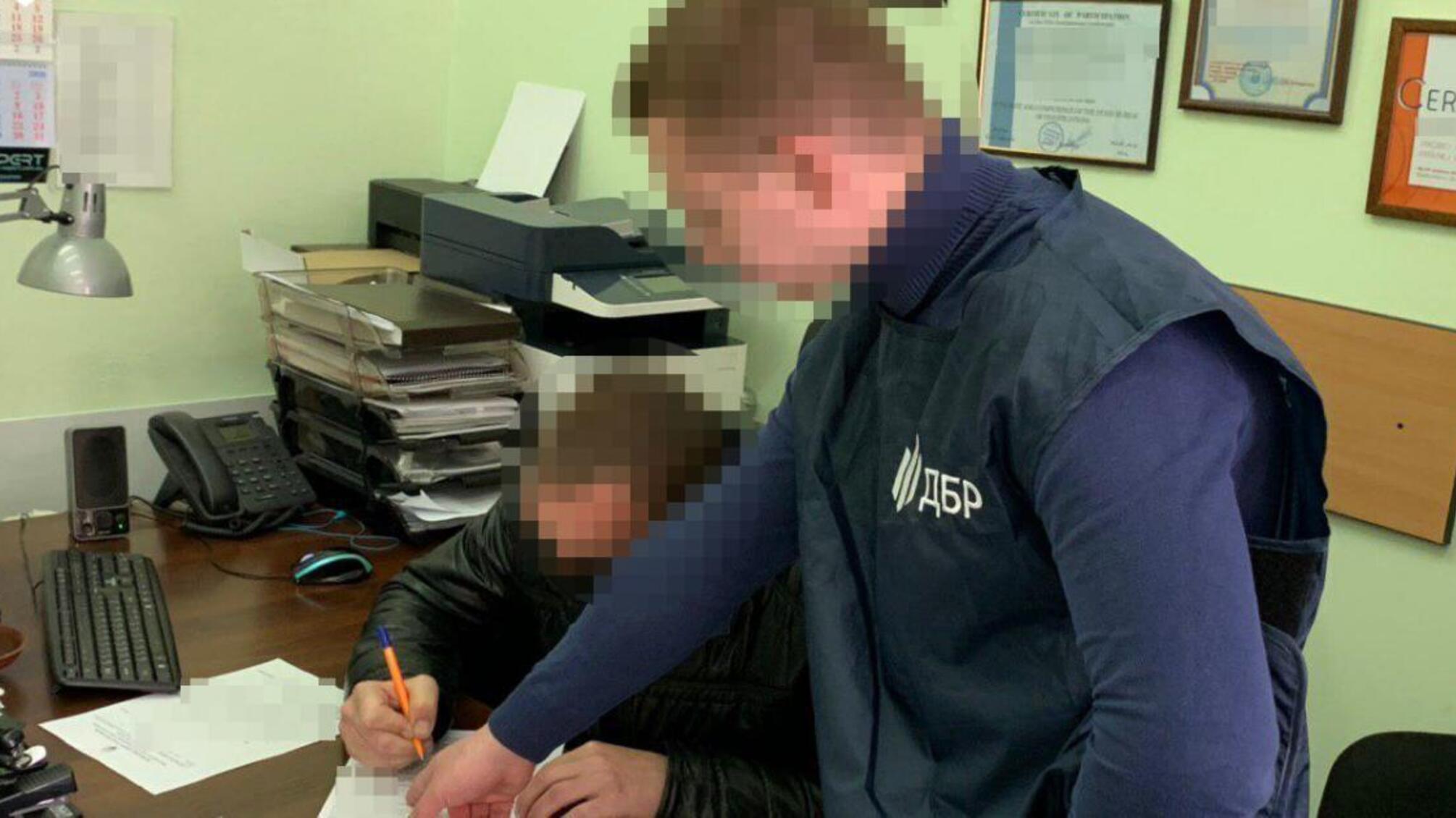 Уникнення відповідальності за побиття матері - експравцівника виправної колонії судитимуть за надання хабара поліцейським (ВІДЕО)