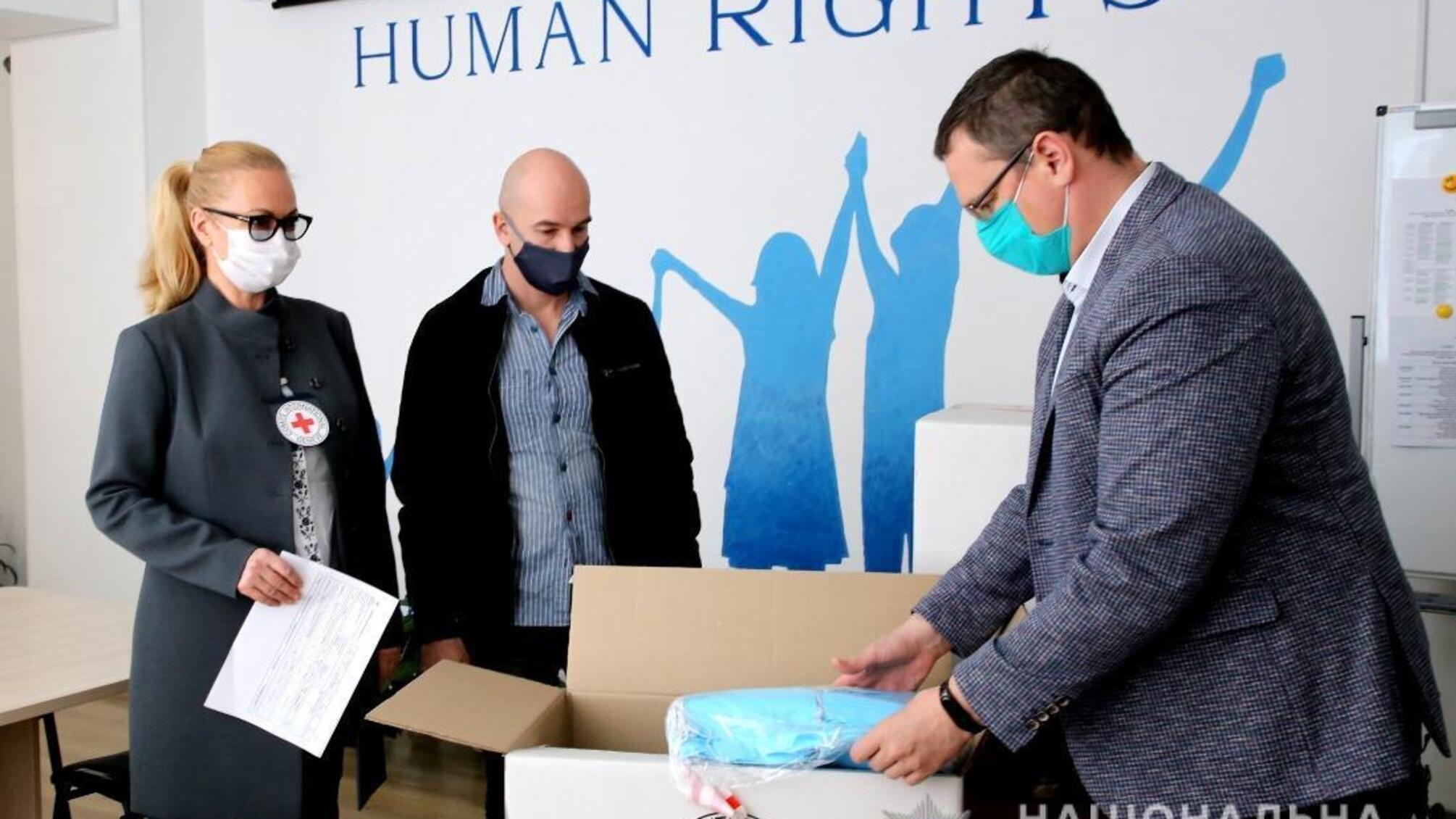 Представники Міжнародного Комітету Червоного Хреста передали поліцейським захисні маски