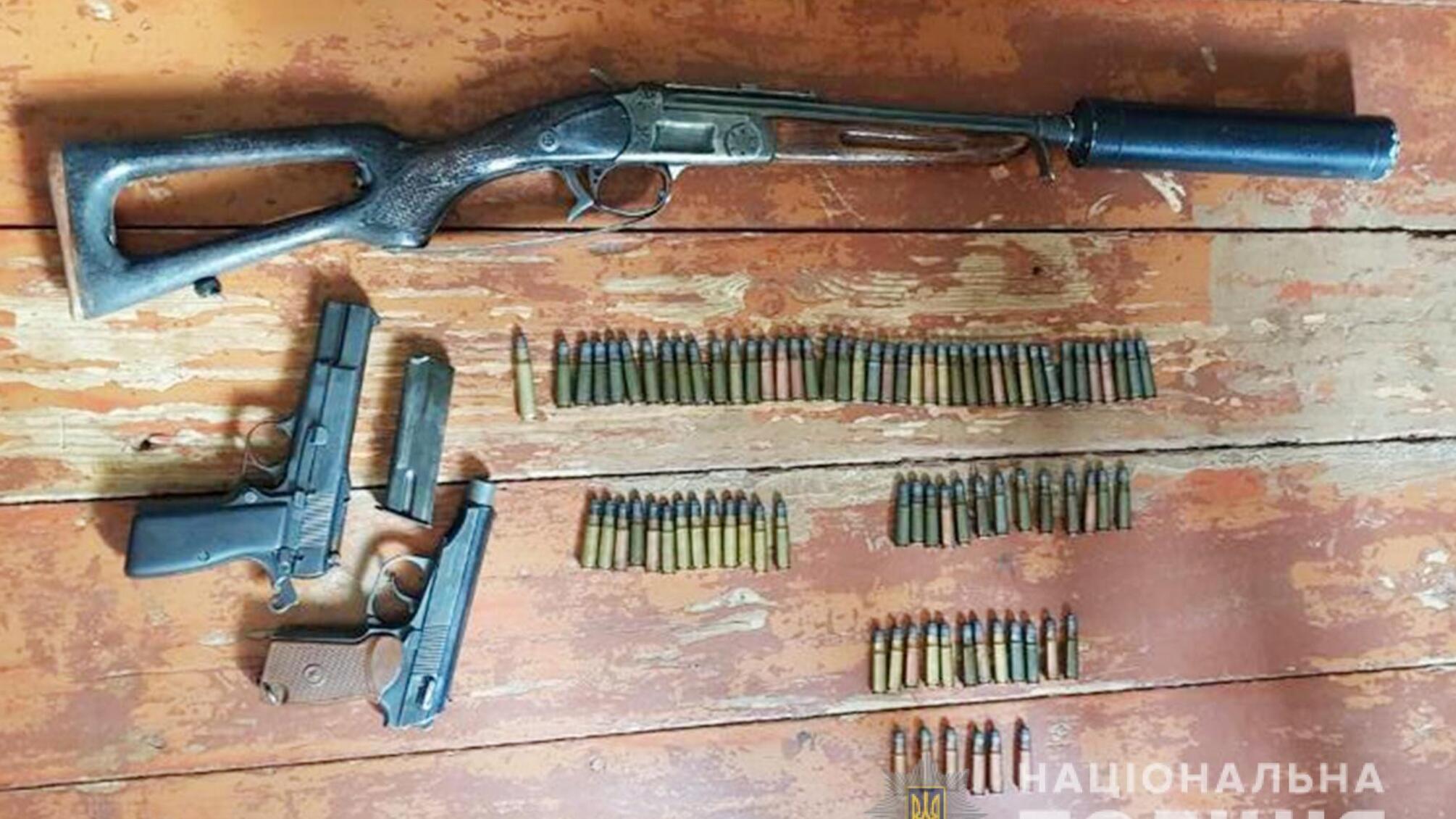 На Черкащині поліцейські вилучили у чоловіка арсенал зброї