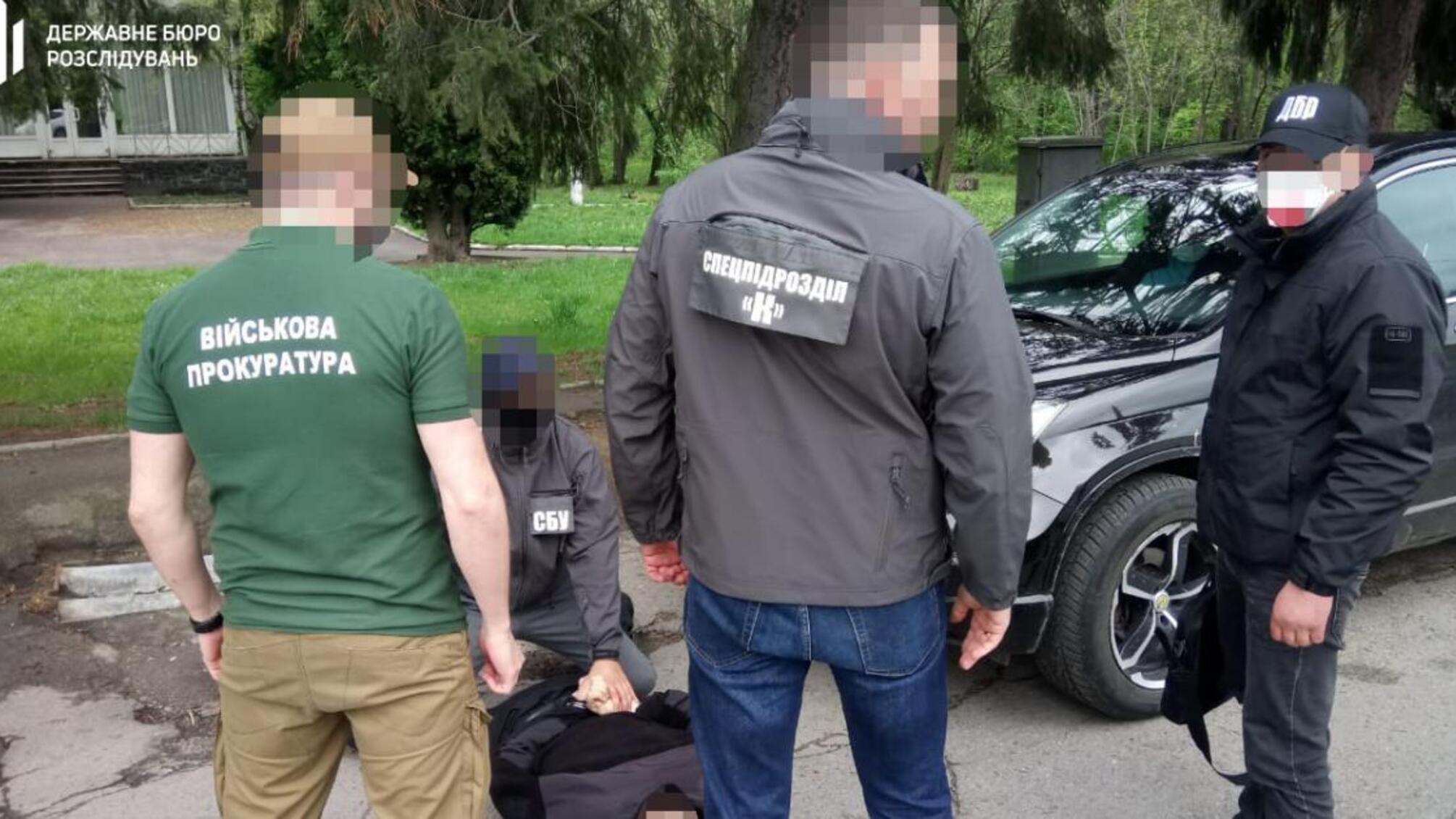 20 000 гривень за невтручання у підприємницьку діяльність – ДБР затримало посадовця патрульної поліції за вимагання та одержання хабара