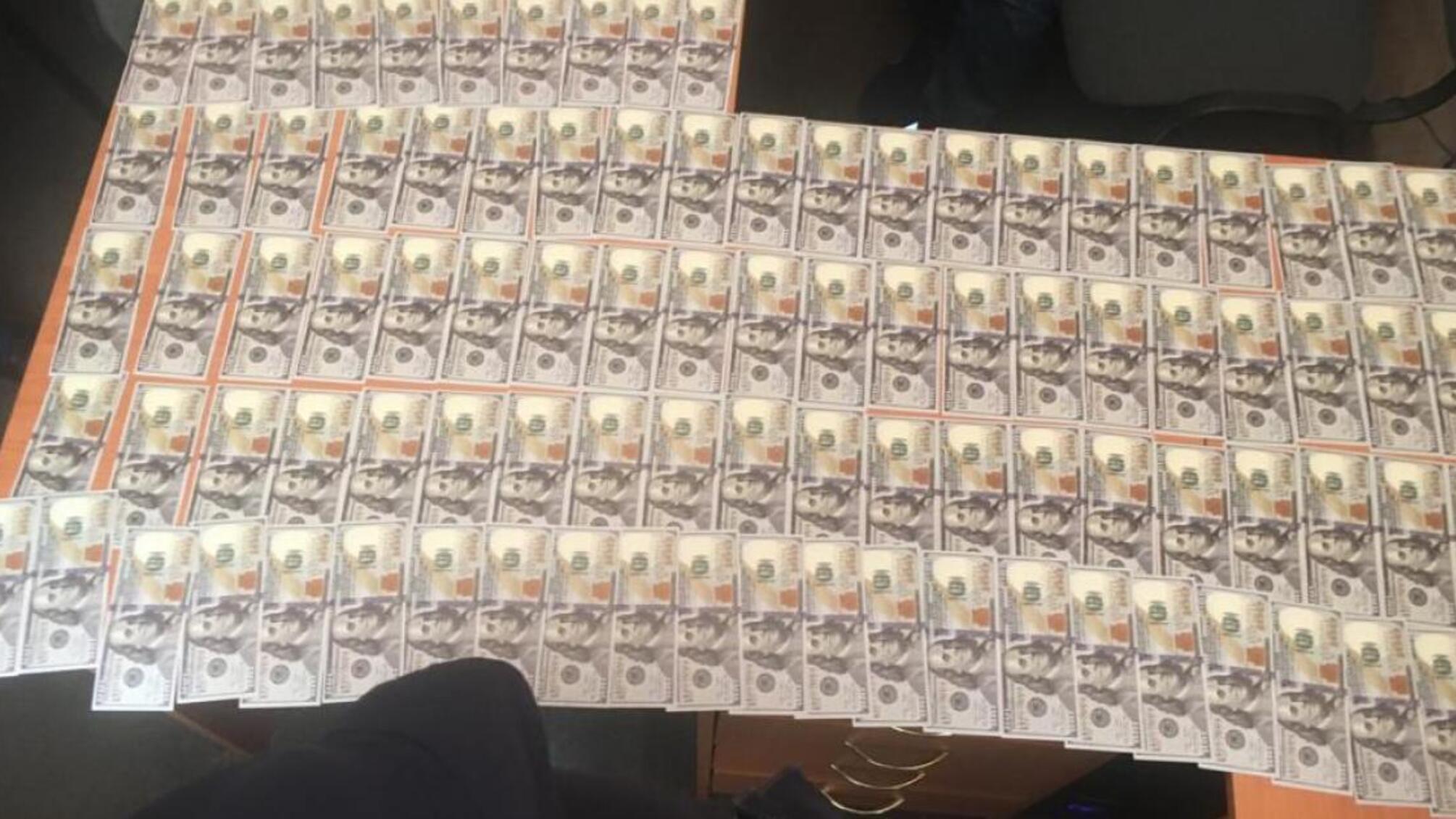 ДБР затримало податківця під час одержання 12 000 доларів США хабара