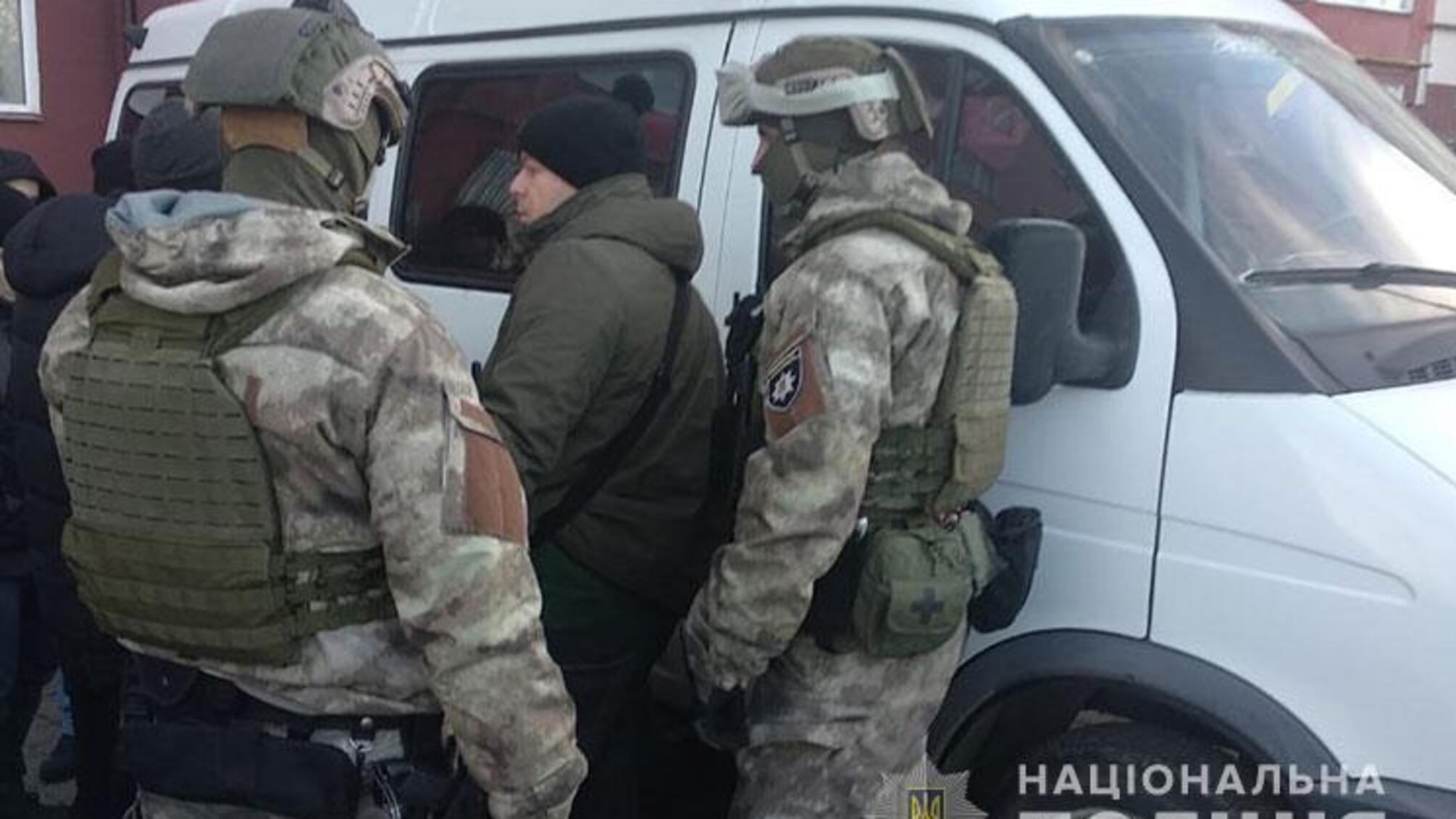 Слідчі поліції Тернопільщини завершили розслідування щодо злочинної групи, яка займалась підробкою документів