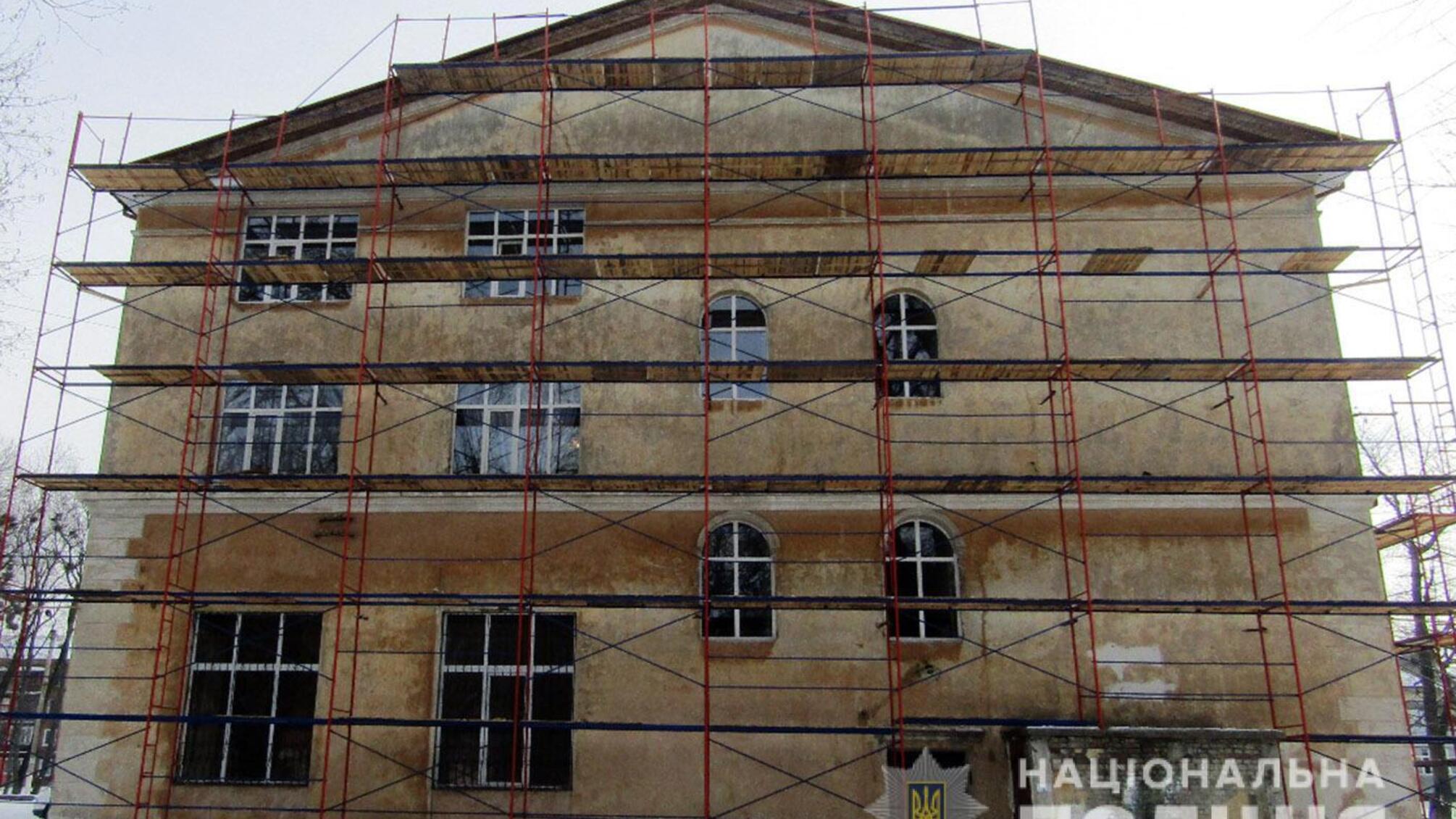 На Хмельниччині оголосили про підозру у зловживанні службовим становищем і привласненні чверті мільйона бюджетних коштів директорці підприємства, яке займалось капітальним ремонтом будинку культури