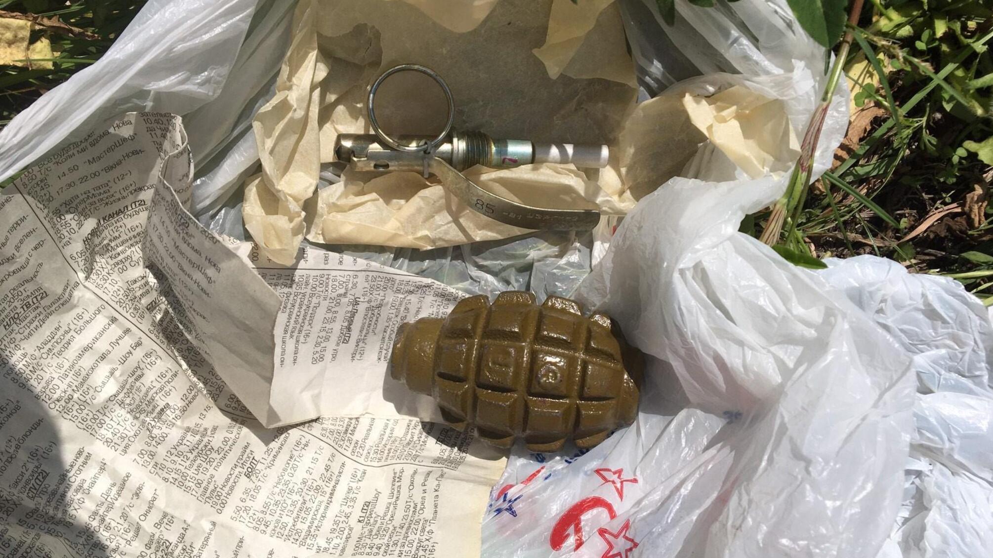 На Харківщині поліцейські затримали чоловіка під час збуту гранат