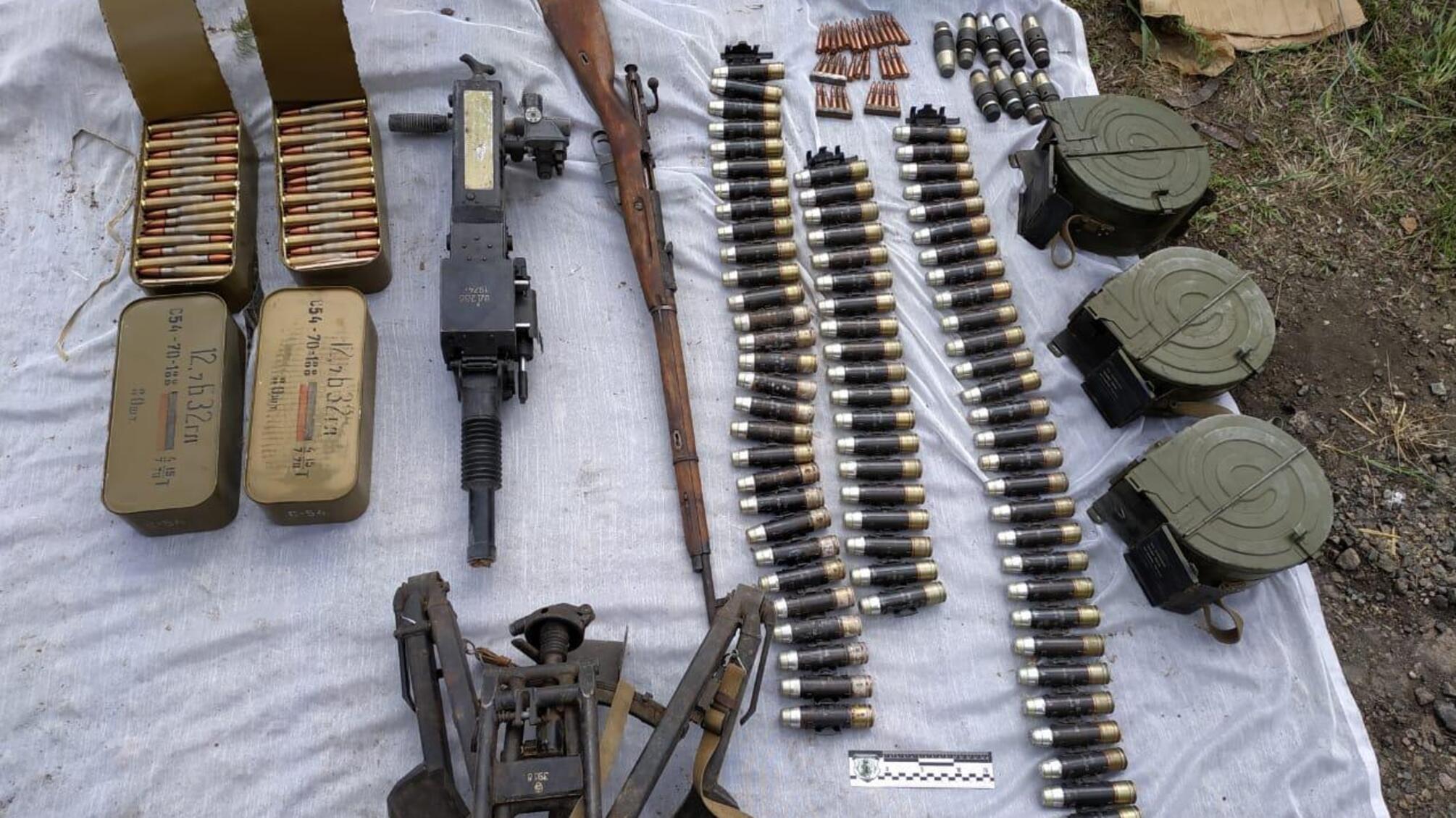 На Дніпропетровщині у покинутій будівлі поліцейські виявили схрон армійської зброї та боєприпасів