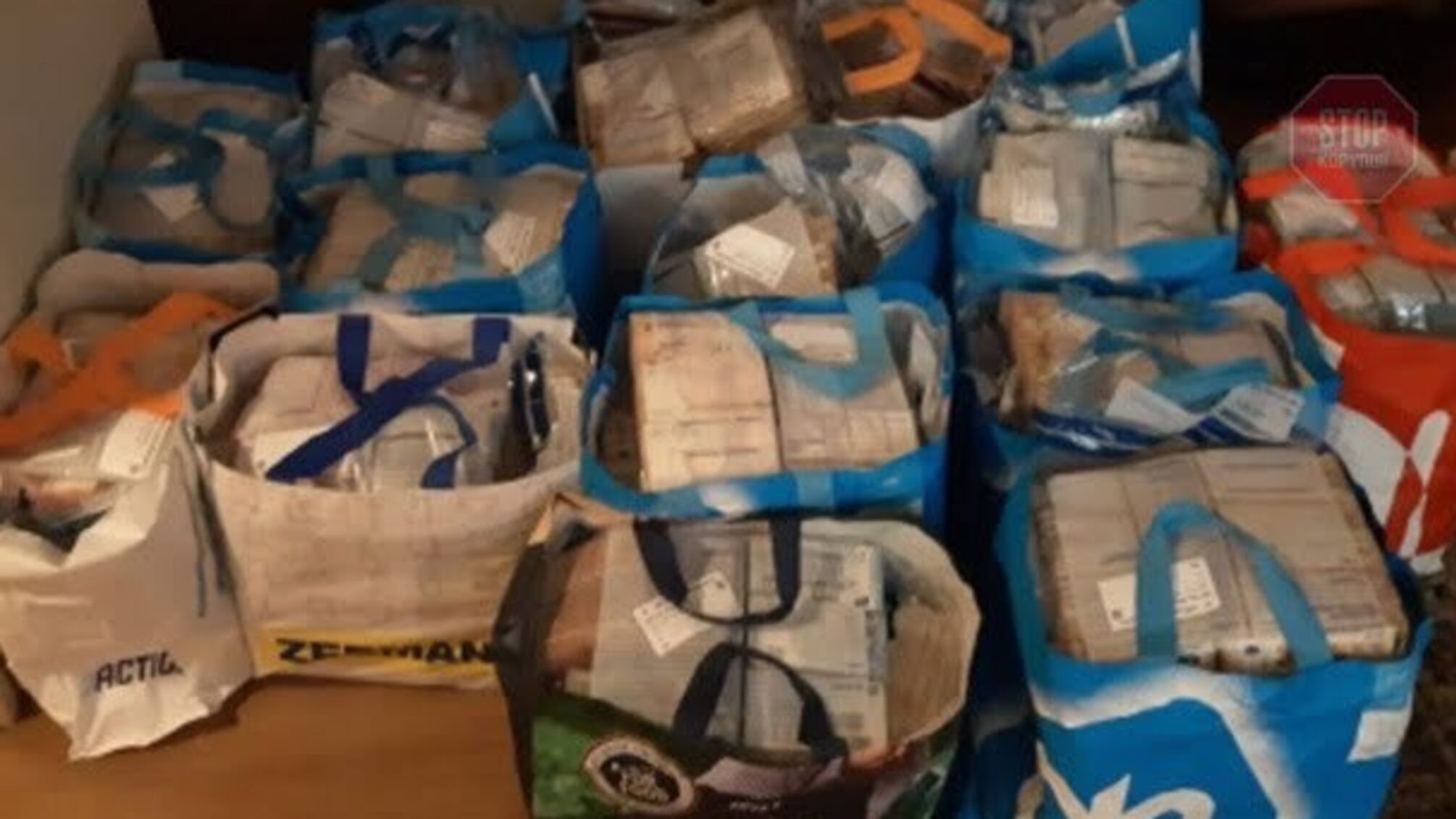 У Нідерландах поліцейські знайшли схованку із 255 кілограмами євро (фото)