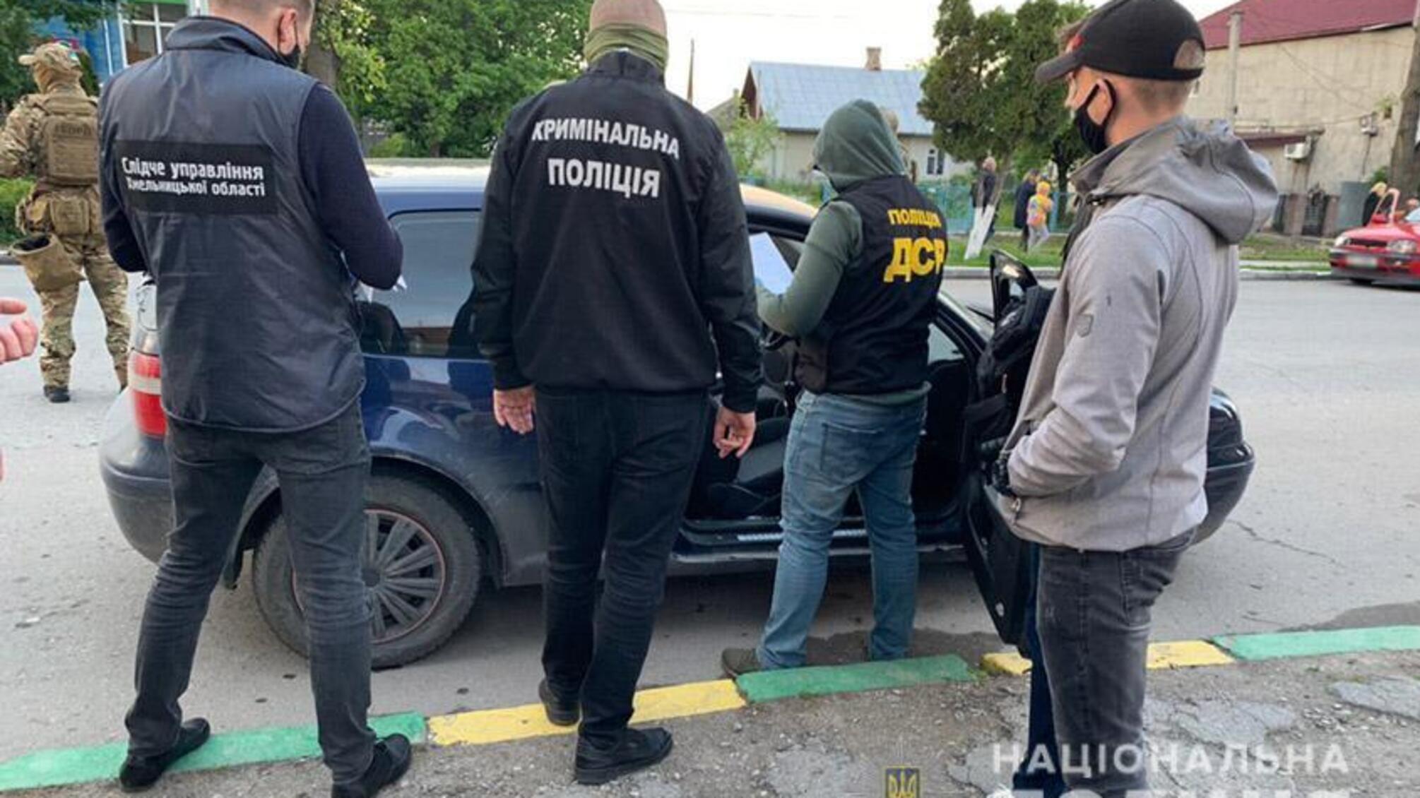 На Хмельниччині поліцейські затримали групу молодиків, що «спеціалізувалися» на вимаганні неіснуючих боргів