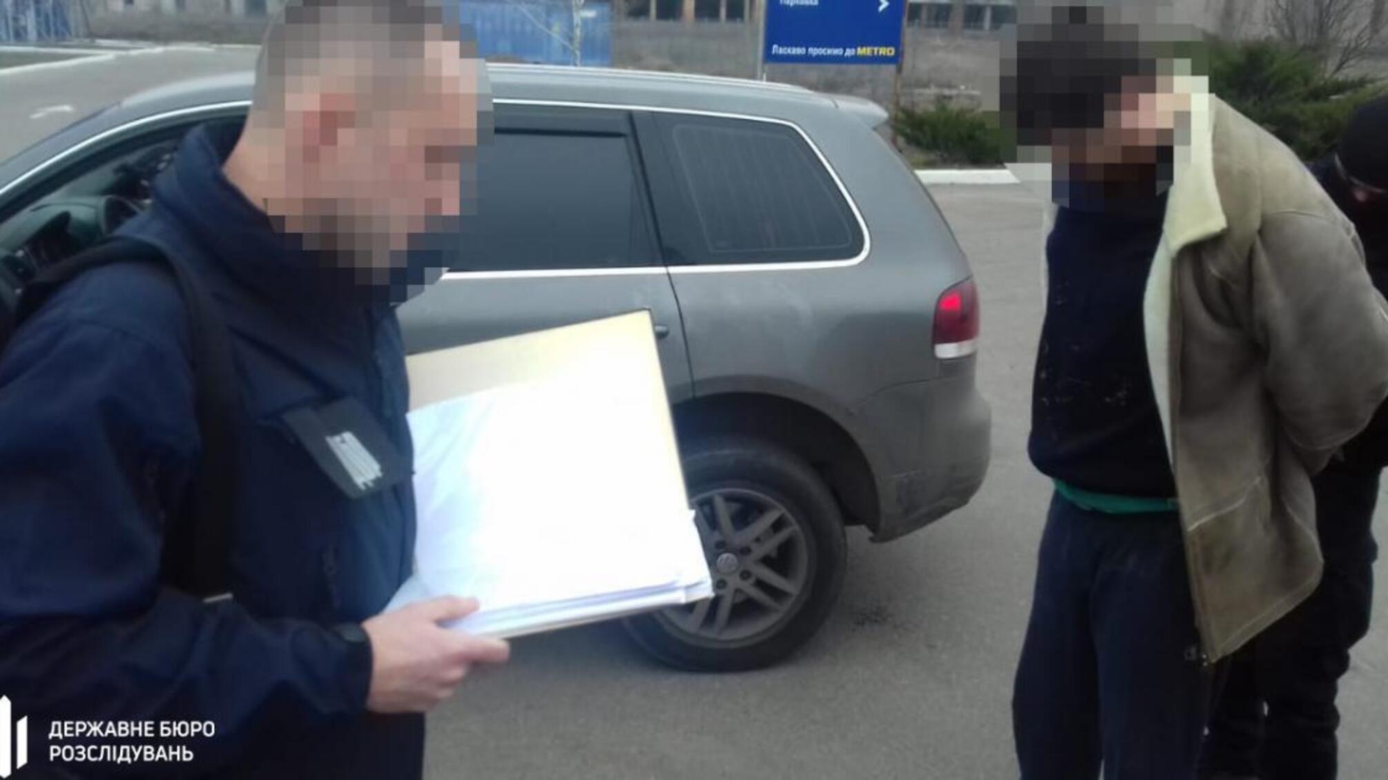 Посадовицю ДАБІ та її спільника судитимуть за одержання хабара