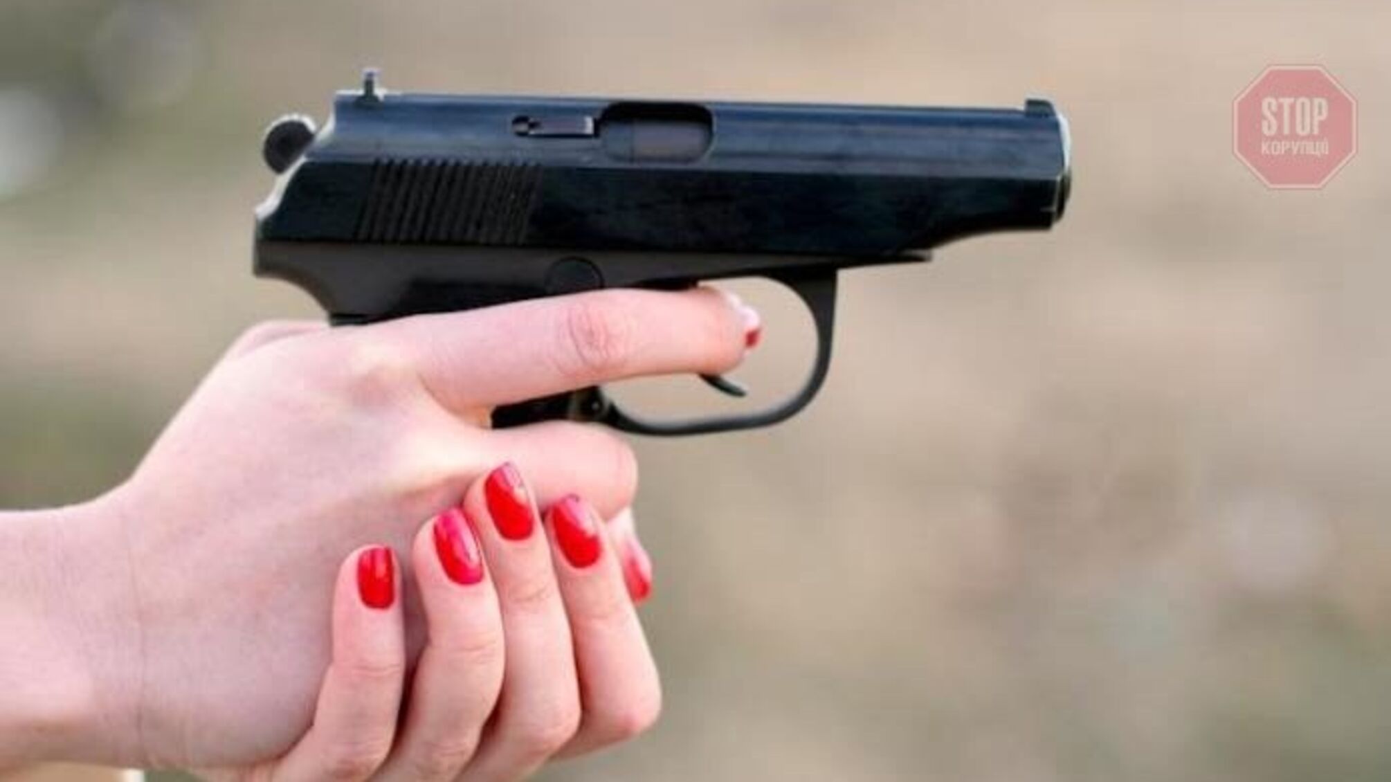 На Дніпропетровщині дівчина випустила обойму пістолета в живіт прокурора