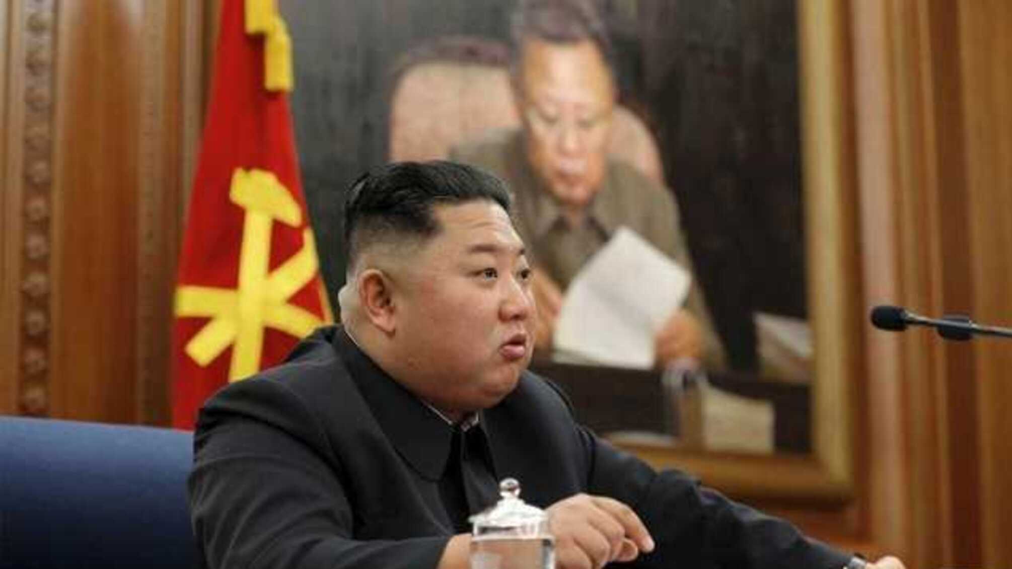 Что с левой рукой? На фото Ким Чен Ына до исчезновения увидели сигнал о болезни