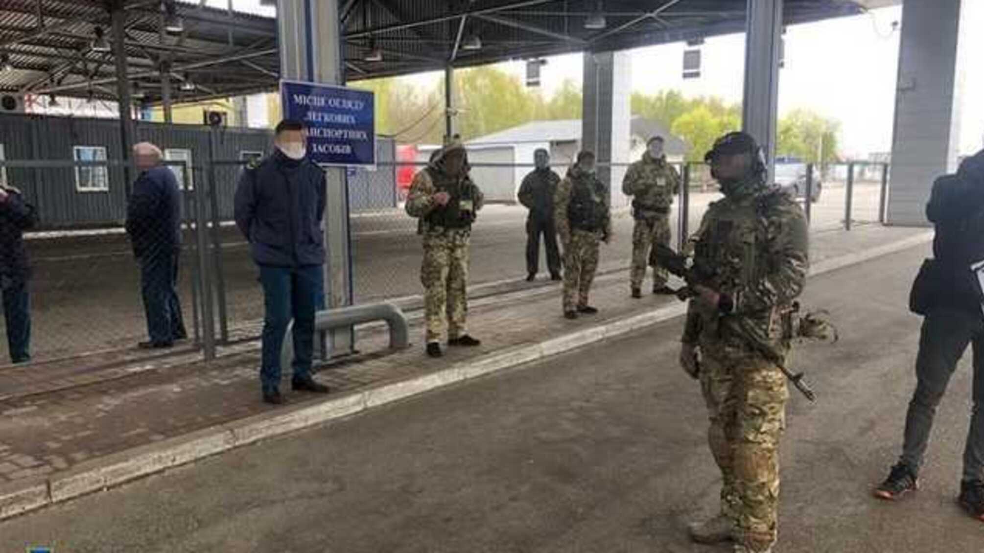 Пограничники и таможенники пункта пропуска 'Бачевск' на Сумщине организовали схему поборов за пересечение границы, - СБУ