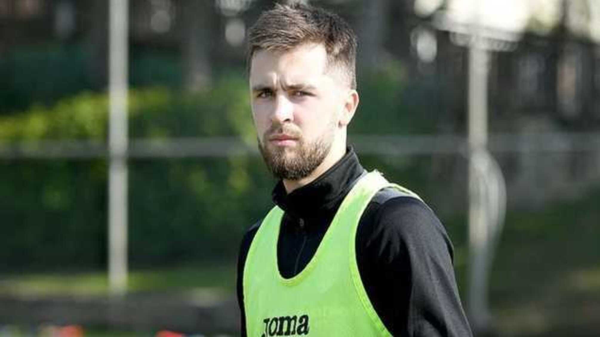 Полузащитник 'Карпат' извинился за фото с бабушкой и портретом Ленина