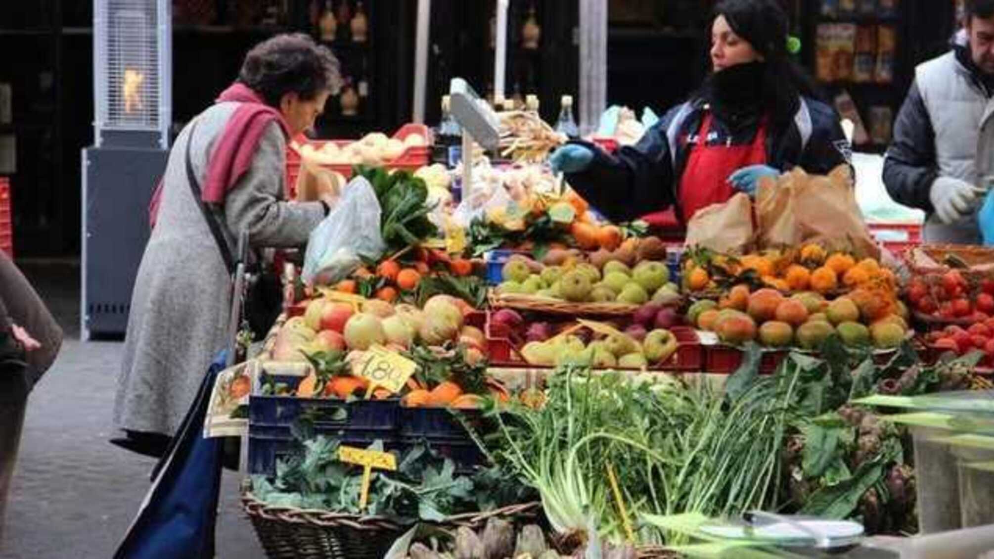 В Украине начали закрывать продуктовые рынки