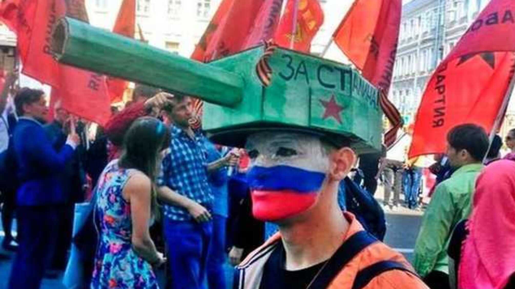 “Співають російською, бо “у ніх празнік”: у Дніпрі вчителька та учні загриміли у скандал через “день пабєди”