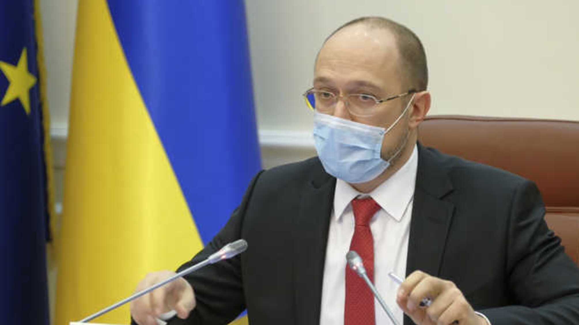 Шмигаль пояснив, чому медики не отримали березневі надбавки через коронавірус