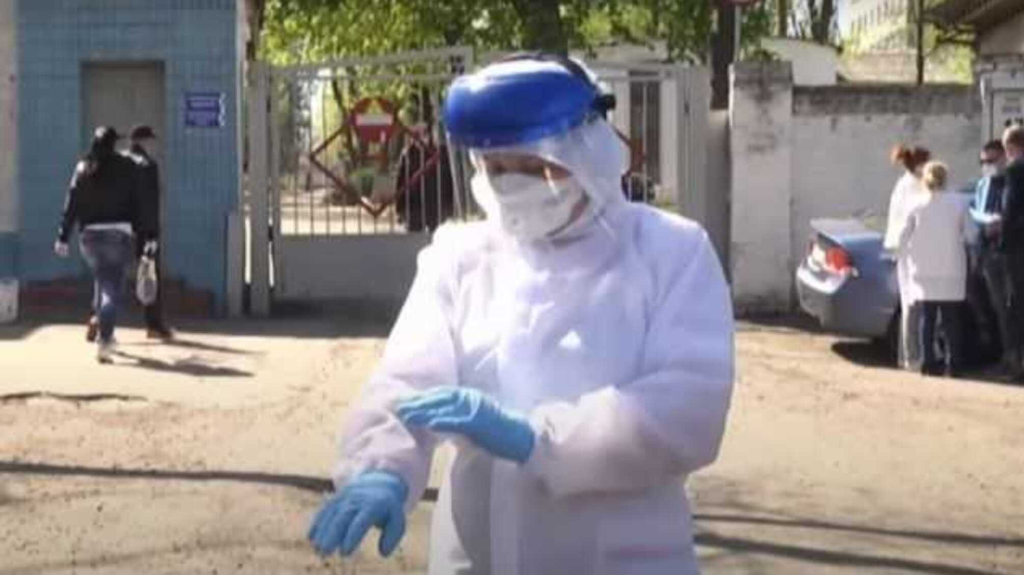 Медики досі не отримали закуплені захисні костюми, в МОЗ валять все на китайців