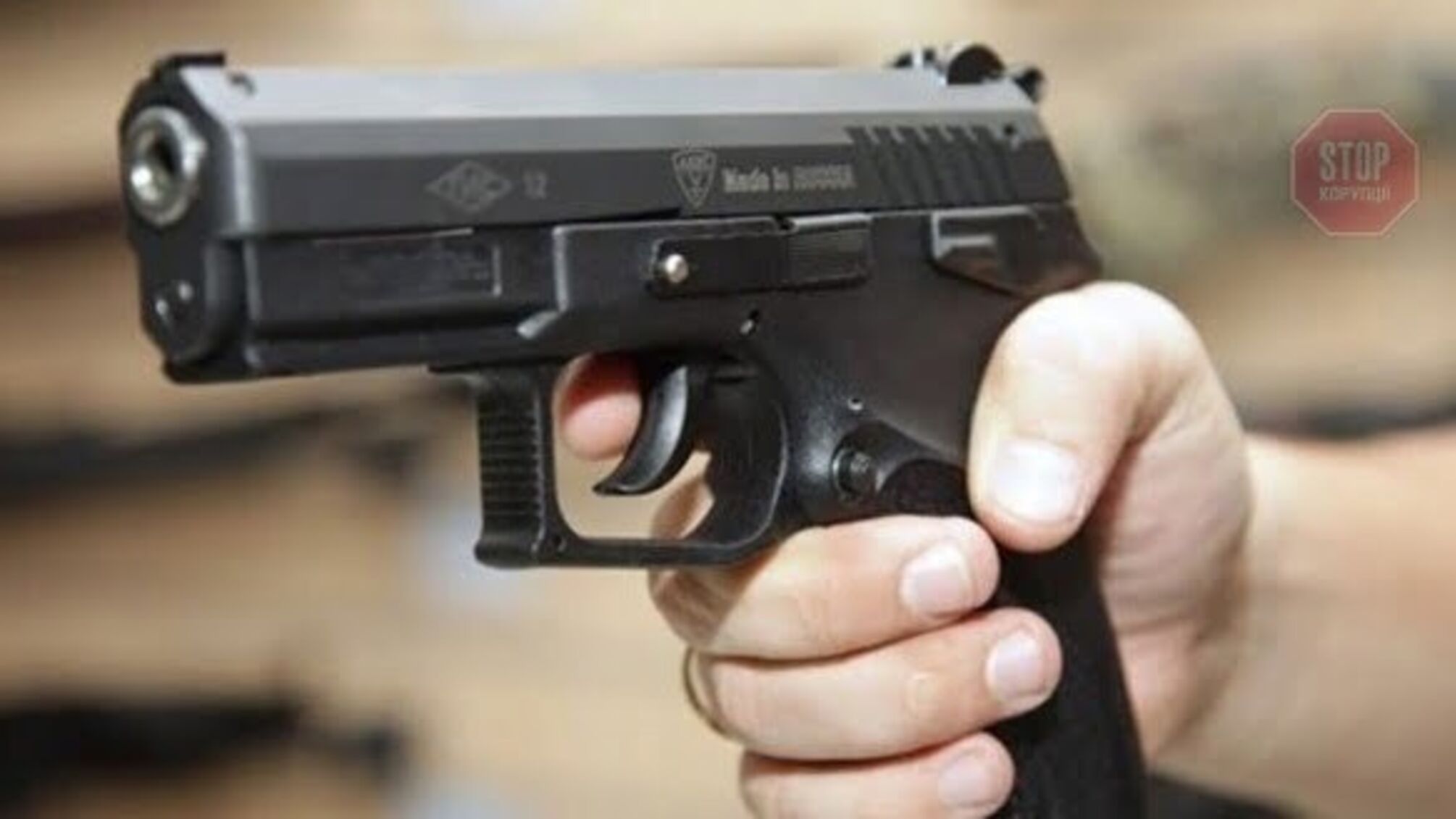 У Хмельницькому чоловік спочатку погрожував повбивати родину, а потім стріляв у поліцейських (фото)