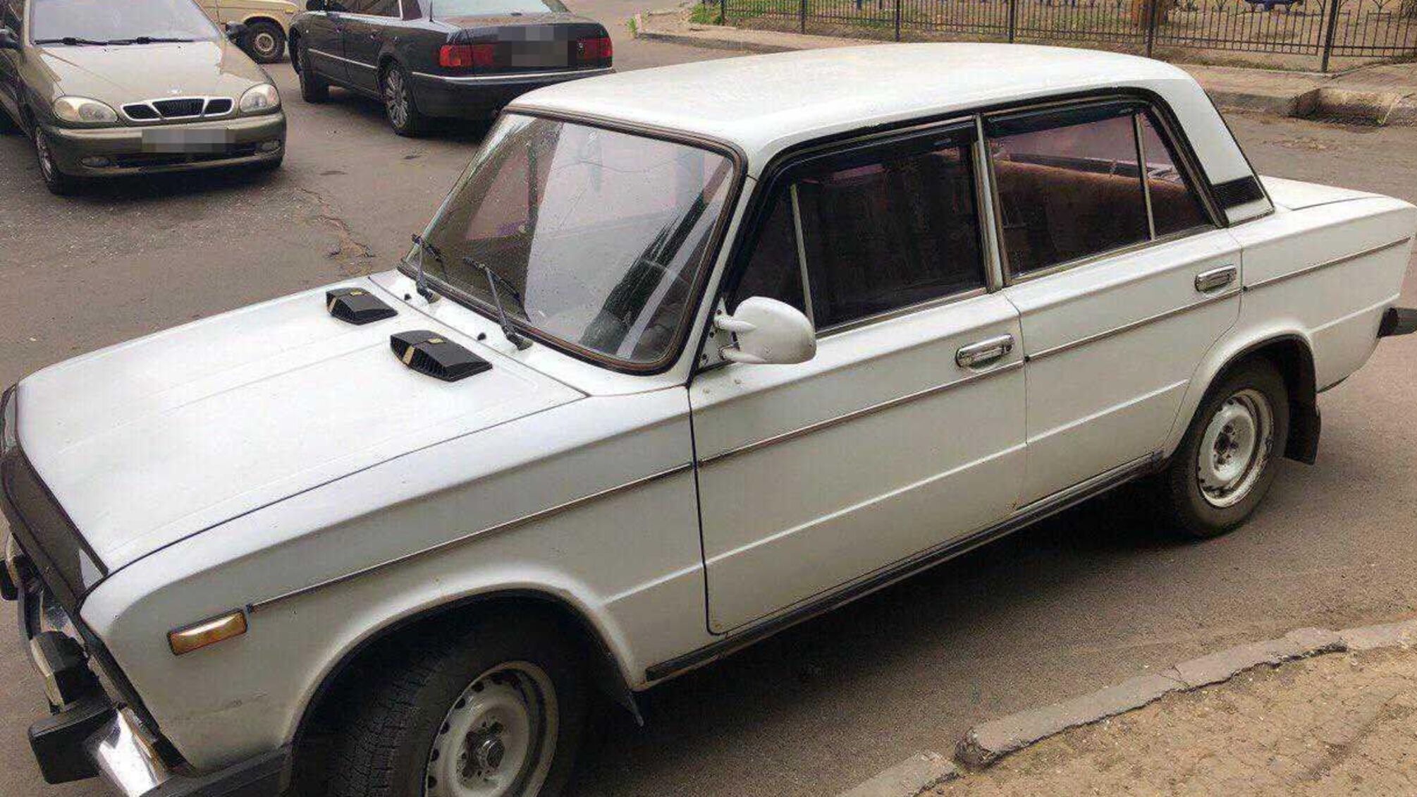 У Южному поліцейські викрили містянина, який обікрав припаркований на вулиці ВАЗ
